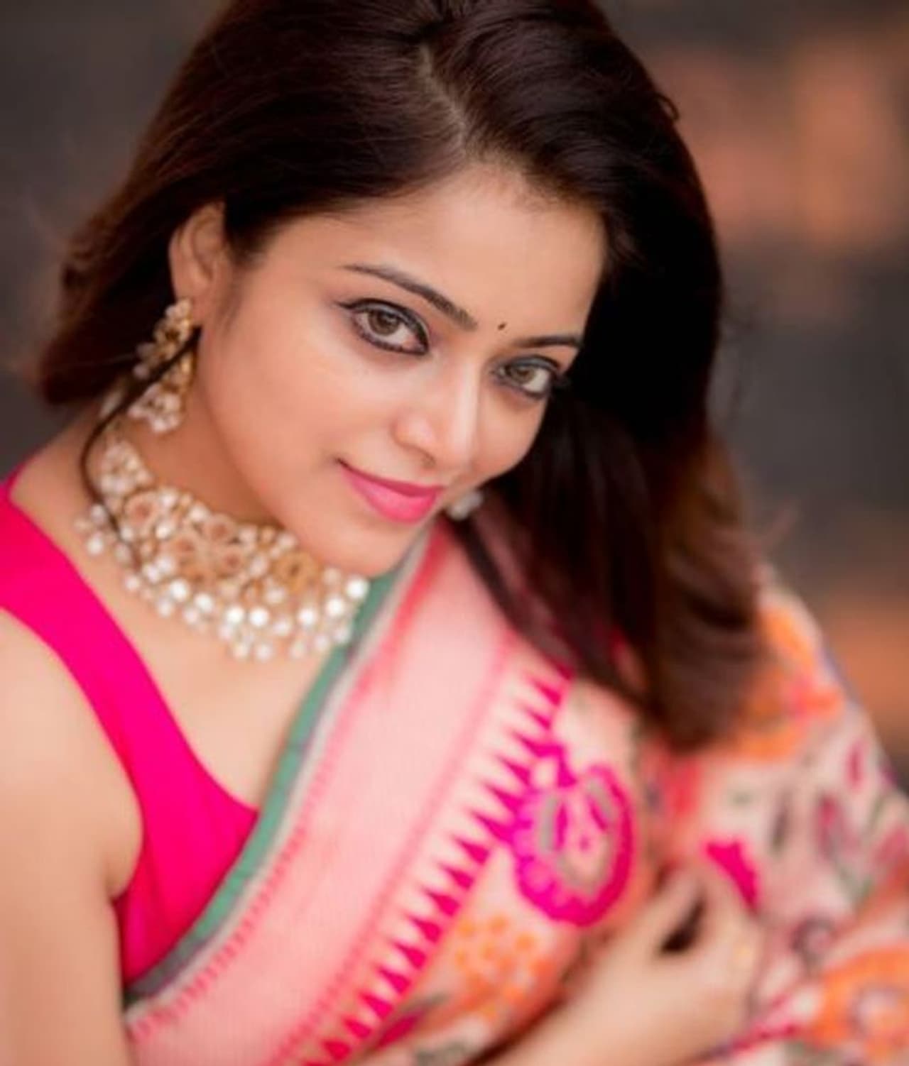 <p>ரசிகர்கள் மனதை கைது செய்யும் கண்கள் </p> <p>ரசிகர்கள் மனதை கைது செய்யும் கண்கள் </p>