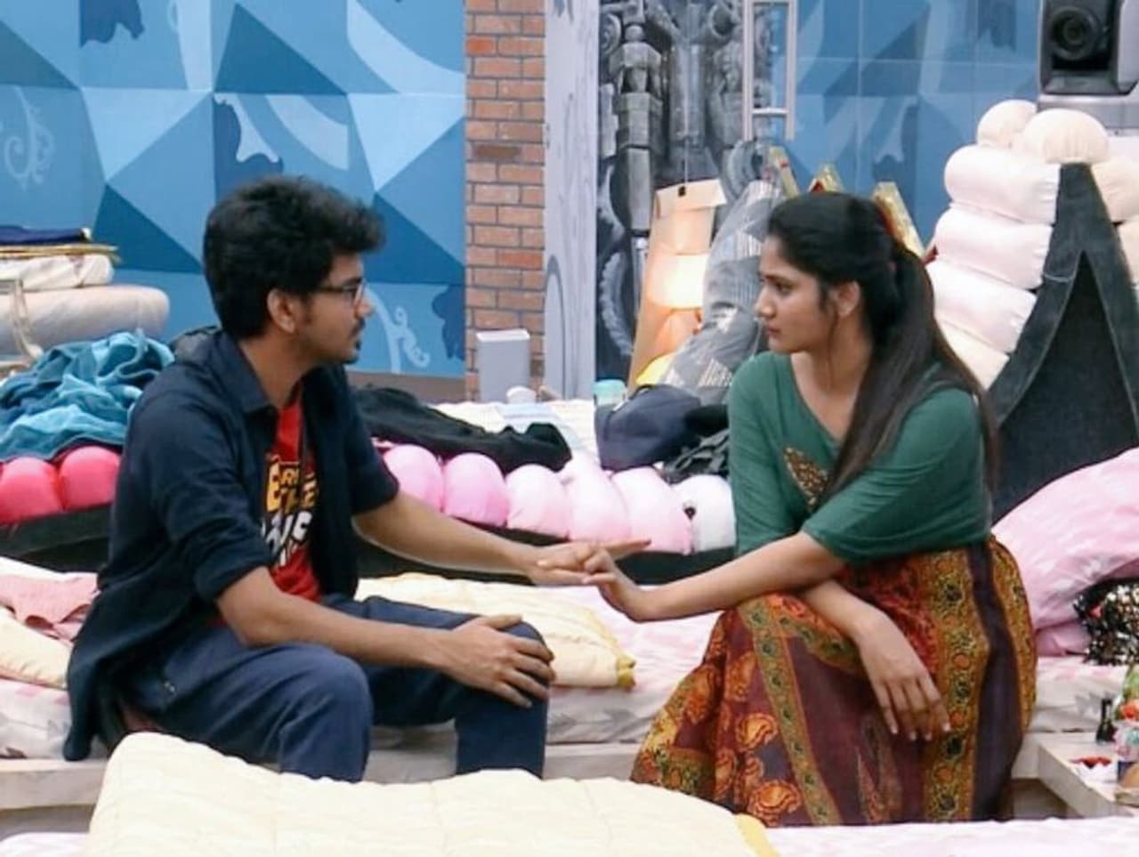 <p>பிக்பாஸ் சீசன் 3 நிகழ்ச்சியில் பங்கேற்ற இலங்கை செய்திவாசிப்பாளரான லாஸ்லியாவிற்கும், நடிகர் கவினுக்கும் இடையே காதல் மலர்ந்தது ஊரறிந்த செய்தி. </p> <p>பிக்பாஸ் சீசன் 3 நிகழ்ச்சியில் பங்கேற்ற இலங்கை செய்திவாசிப்பாளரான லாஸ்லியாவிற்கும், நடிகர் கவினுக்கும் இடையே காதல் மலர்ந்தது ஊரறிந்த செய்தி. </p>