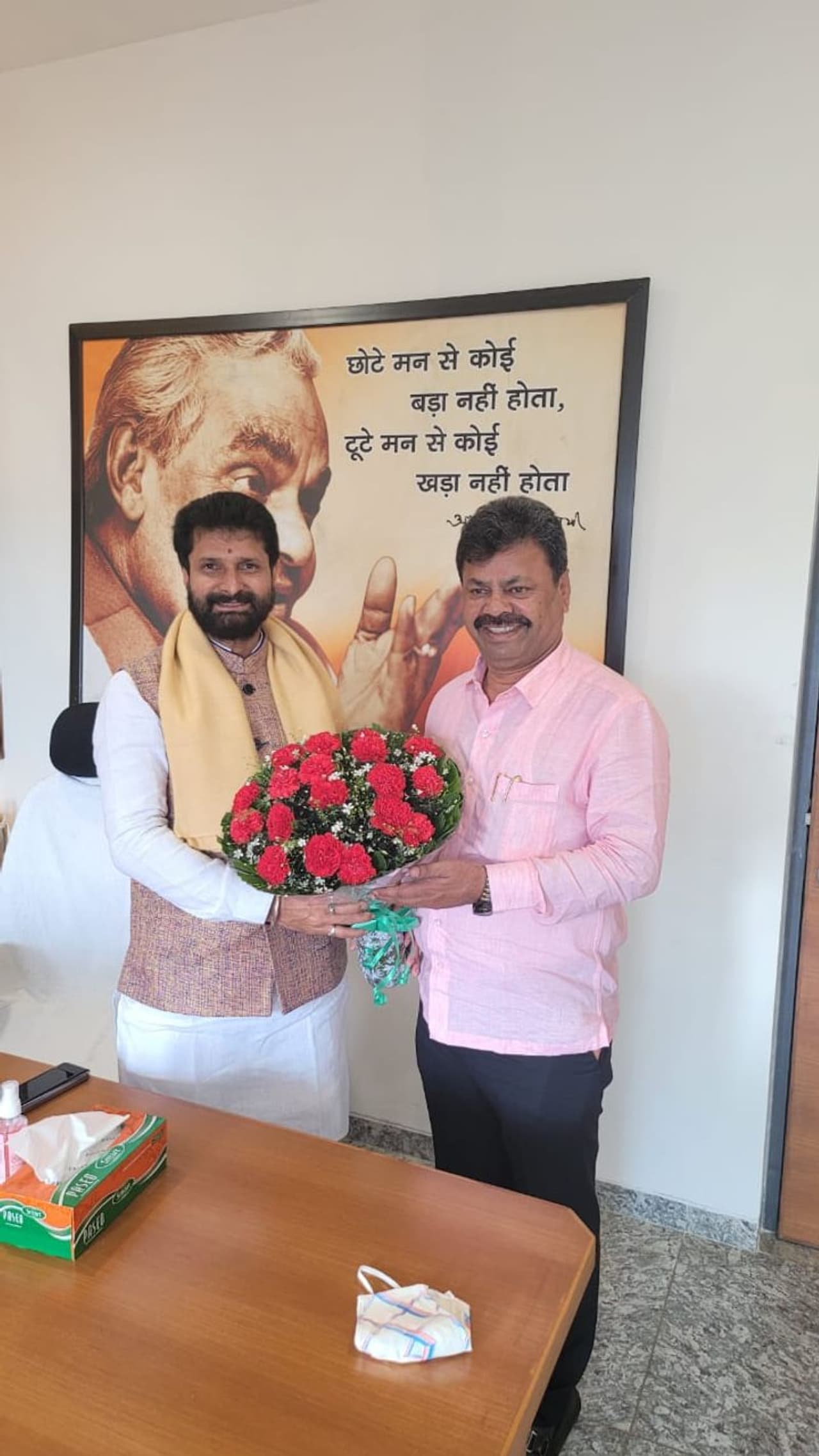 <p>ವರಿಷ್ಠರಮನ್ನು ರೇಣುಕಾಚಾರ್ಯ ಭೇಟಿ ಮಾಡಿ ಬಂದ ನಂತರ ಅಮಿತ್ ಶಾ ರಾಜ್ಯಕ್ಕೆ ಬಂದಿದ್ದರು.</p> <p>ವರಿಷ್ಠರಮನ್ನು ರೇಣುಕಾಚಾರ್ಯ ಭೇಟಿ ಮಾಡಿ ಬಂದ ನಂತರ ಅಮಿತ್ ಶಾ ರಾಜ್ಯಕ್ಕೆ ಬಂದಿದ್ದರು.</p>