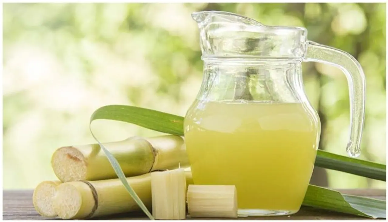 <p>ಬೇಸಿಗೆಯ ಬಿಸಿಲಿನಲ್ಲಿ ಕಬ್ಬಿನ ರಸ&nbsp;ಮಕರಂದಕ್ಕಿಂತ ಕಡಿಮೆಯಿಲ್ಲ. ಪ್ರತಿದಿನ ಕಬ್ಬಿನ ರಸವನ್ನು ಸೇವಿಸಿದರೆ ಅದು ಆರೋಗ್ಯಕ್ಕೆ ಅನೇಕ ಪ್ರಯೋಜನಗಳನ್ನು ನೀಡುತ್ತದೆ. ಗರ್ಭಿಣಿಯರಿಗೆ, ಕಾಮಾಲೆಯಂತಹ ಅಪಾಯಕಾರಿ ರೋಗ ಇರುವವರಿಗೆ ಇದು ತುಂಬಾ ಪ್ರಯೋಜನಕಾರಿ. ಅಲ್ಲದೆ, ಬೇಸಿಗೆಯಲ್ಲಿ ನಿರ್ಜಲೀಕರಣವನ್ನು ತಪ್ಪಿಸಲು ಇದು ರಾಮಬಾಣ.</p>