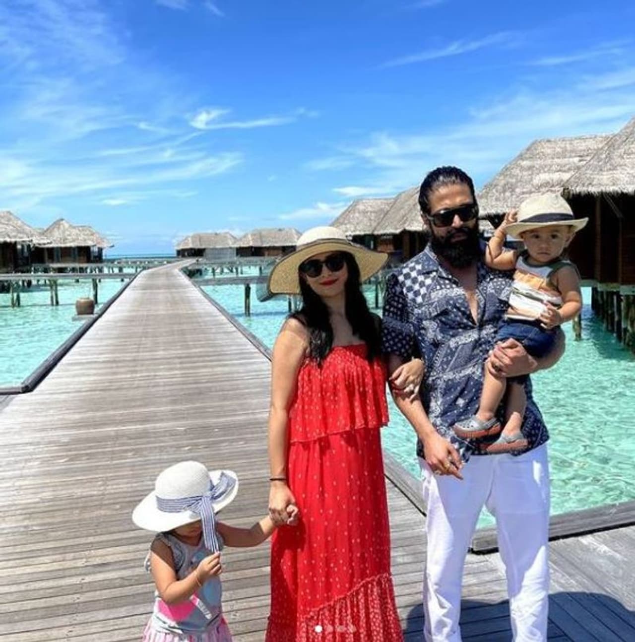 <p>ಕೆಜಿಎಫ್ ಚಾಪ್ಟರ್ 2 ಟೀಸರ್ ಬಿಡುಗಡೆಯಾಗಿದ್ದು, ಇದು ಯಶಸ್ಸಾದ ಬೆನ್ನಲ್ಲೇ ಕುಟುಂಬದ ಜೊತೆ ಜಾಲಿ ಟ್ರಿಪ್ ಮಾಡುತ್ತಿರುವ ನಟ ಯಶ್.</p> <p>ಕೆಜಿಎಫ್ ಚಾಪ್ಟರ್ 2 ಟೀಸರ್ ಬಿಡುಗಡೆಯಾಗಿದ್ದು, ಇದು ಯಶಸ್ಸಾದ ಬೆನ್ನಲ್ಲೇ ಕುಟುಂಬದ ಜೊತೆ ಜಾಲಿ ಟ್ರಿಪ್ ಮಾಡುತ್ತಿರುವ ನಟ ಯಶ್.</p>