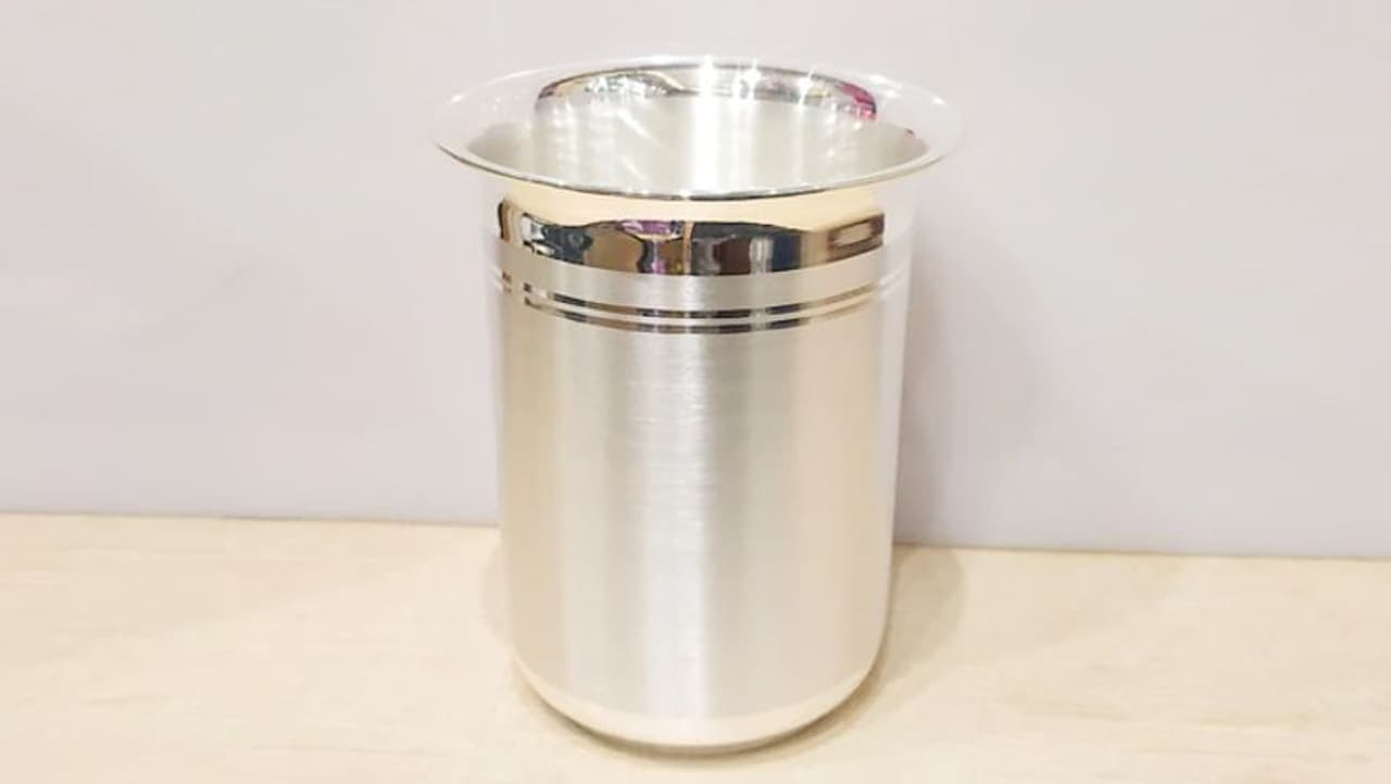 <p style="text align: justify;">ನೀರಿನ ಲೋಟ ಮತ್ತು ಅದರ ಪರಿಣಾಮ&nbsp;<br />ಬೆಳ್ಳಿ ಗ್ಲಾಸ್ : ಬೆಳ್ಳಿಯನ್ನು ಅತ್ಯಂತ ಶುದ್ಧ ಲೋಹವೆಂದು ಪರಿಗಣಿಸಲಾಗಿದೆ. &nbsp;ಬೆಳ್ಳಿ ವಸ್ತುಗಳಲ್ಲಿ ತಿನ್ನುವುದು ಮನೆಯಲ್ಲಿ ಸಂತೋಷ ಮತ್ತು ಸಮೃದ್ಧಿಯನ್ನು ಹೆಚ್ಚಿಸುತ್ತದೆ. ಇದರಿಂದ ಕುಟುಂಬದ ಸದಸ್ಯರ ಆರೋಗ್ಯ ಉತ್ತಮಗೊಳಿಸುತ್ತದೆ. ಬೆಳ್ಳಿ ಲೋಟದಲ್ಲಿ ನೀರು ಕುಡಿಯುವುದರಿಂದ ಪದೇ ಪದೇ ಶೀತ ವಾಗುವುದಿಲ್ಲ.&nbsp;</p>