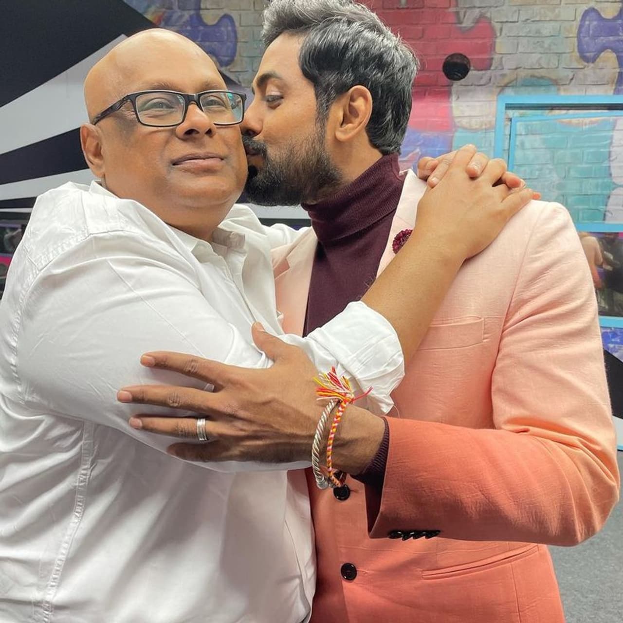 <p>பிக்பாஸ் சீசன் 4 நிகழ்ச்சி வெற்றிகரமாக கடந்த ஞாயிற்றுக்கிழமை நிறைவடைந்தது. பல்வேறு பிரச்சனைகள் மற்றும் சண்டைகளுக்கு நடுவே சீறும் சிறப்புமாக நிகழ்ச்சி முடிந்தது. வின்னராக ஆரியும், ரன்னராக பாலாஜியும் வெற்றி பெற்றனர். </p> <p>பிக்பாஸ் சீசன் 4 நிகழ்ச்சி வெற்றிகரமாக கடந்த ஞாயிற்றுக்கிழமை நிறைவடைந்தது. பல்வேறு பிரச்சனைகள் மற்றும் சண்டைகளுக்கு நடுவே சீறும் சிறப்புமாக நிகழ்ச்சி முடிந்தது. வின்னராக ஆரியும், ரன்னராக பாலாஜியும் வெற்றி பெற்றனர். </p>