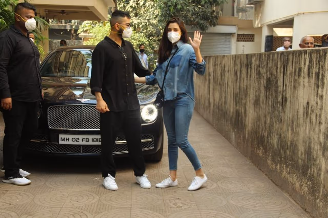 <p>ಮೊದಲ ಮಗುವನ್ನು ಸ್ವಾಗತಿಸದ ವಿರುಷ್ಕಾ ಜೋಡಿ ಬಾಂದ್ರಾದಲ್ಲಿ ಕ್ಯಾಮೆರಾ ಮುಂದ ಕಾಣಿಸಿಕೊಂಡಿದ್ದಾರೆ. ಪುಟ್ಟ ಕಂದ ಮಾತ್ರ ಜೊತೆಗಿರಲಿಲ್ಲ.</p>