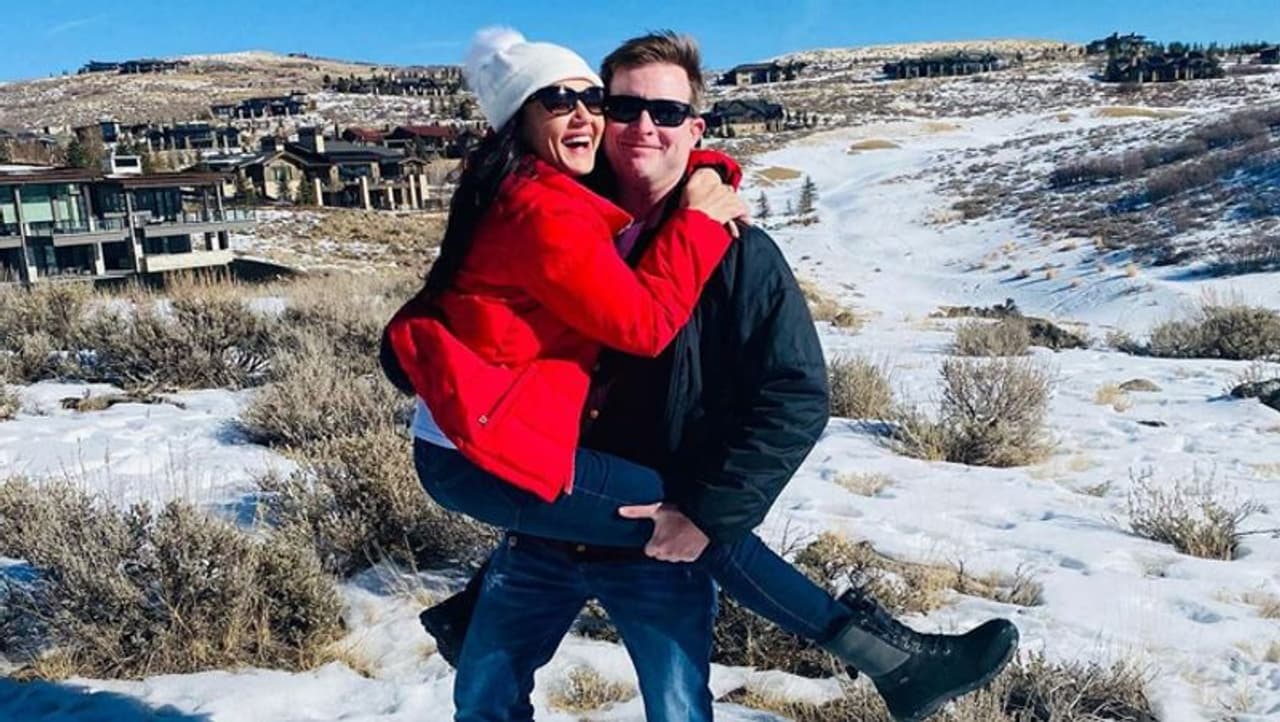 <p>ಹಿಮದಲ್ಲಿ ಎಂಜಾಯ್ ಮಾಡುತ್ತಿರುವ ಪ್ರೀತಿಯನ್ನು ಕೆಂಪು ಬಣ್ಣದ ಜಾಕೆಟ್, ಬಿಳಿ ಕ್ಯಾಪ್ ಮತ್ತು ನೀಲಿ ಜೀನ್ಸ್ನಲ್ಲಿ ಕಾಣಬಹುದು. ಅವರ ಪತಿ ಕಪ್ಪು ಜಾಕೆಟ್ ಮತ್ತು ನೀಲಿ ಜೀನ್ಸ್ ಧರಿಸಿದ್ದಾರೆ.</p> <p>ಹಿಮದಲ್ಲಿ ಎಂಜಾಯ್ ಮಾಡುತ್ತಿರುವ ಪ್ರೀತಿಯನ್ನು ಕೆಂಪು ಬಣ್ಣದ ಜಾಕೆಟ್, ಬಿಳಿ ಕ್ಯಾಪ್ ಮತ್ತು ನೀಲಿ ಜೀನ್ಸ್ನಲ್ಲಿ ಕಾಣಬಹುದು. ಅವರ ಪತಿ ಕಪ್ಪು ಜಾಕೆಟ್ ಮತ್ತು ನೀಲಿ ಜೀನ್ಸ್ ಧರಿಸಿದ್ದಾರೆ.</p>