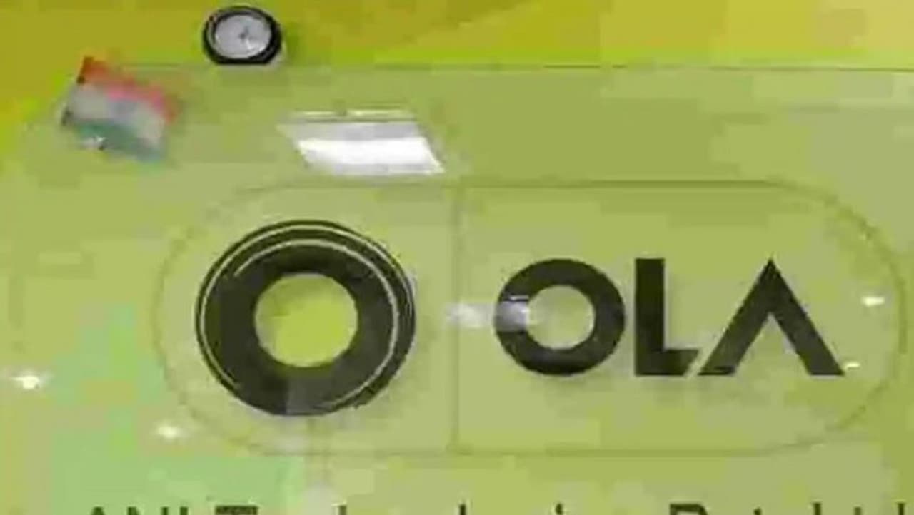 <p>ಒಲಾ, ಜಗತ್ತಿನ ಮುಂಚೂಣಿಯಲ್ಲಿ ಟ್ಯಾಕ್ಸಿ ಸೇವೆ ಸಂಸ್ಥೆಯಾಗಿದೆ. ಇದೀಗ ABBಯನ್ನು ತನ್ನ ಪ್ರಮುಖ ಪಾಲುದಾರರಾಗಿ ಮಾಡಿಕೊಂಡಿರುವ ಒಲಾ ತನ್ನ ಎಲೆಕ್ಟ್ರಿಕ್ ಸ್ಕೂಟರ್ ಘಟಕದಲ್ಲಿ ರೊಬೊಟಿಕ್ಸ್ ಮತ್ತು ಆಟೊಮೇಷನ್ ಸಲ್ಯೂಷನ್ಸ್ ಪರಿಕ್ರಮಗಳನ್ನು ಅಳವಡಿಸುತ್ತಿದೆ. ವಿಶ್ವದ ಬೃಹತ್ ಕಾರ್ಖಾನೆ ಎಂದು ಹೇಳಲಾಗಿರುವ ಒಲಾದ ಈ ಕಾರ್ಖಾನೆಯು ಮುಂದಿನ ತಿಂಗಳಿನಲ್ಲಿ ಕಾರ್ಯನಿರ್ವಹಿಸಲಿದೆ.</p> <p>ಒಲಾ, ಜಗತ್ತಿನ ಮುಂಚೂಣಿಯಲ್ಲಿ ಟ್ಯಾಕ್ಸಿ ಸೇವೆ ಸಂಸ್ಥೆಯಾಗಿದೆ. ಇದೀಗ ABBಯನ್ನು ತನ್ನ ಪ್ರಮುಖ ಪಾಲುದಾರರಾಗಿ ಮಾಡಿಕೊಂಡಿರುವ ಒಲಾ ತನ್ನ ಎಲೆಕ್ಟ್ರಿಕ್ ಸ್ಕೂಟರ್ ಘಟಕದಲ್ಲಿ ರೊಬೊಟಿಕ್ಸ್ ಮತ್ತು ಆಟೊಮೇಷನ್ ಸಲ್ಯೂಷನ್ಸ್ ಪರಿಕ್ರಮಗಳನ್ನು ಅಳವಡಿಸುತ್ತಿದೆ. ವಿಶ್ವದ ಬೃಹತ್ ಕಾರ್ಖಾನೆ ಎಂದು ಹೇಳಲಾಗಿರುವ ಒಲಾದ ಈ ಕಾರ್ಖಾನೆಯು ಮುಂದಿನ ತಿಂಗಳಿನಲ್ಲಿ ಕಾರ್ಯನಿರ್ವಹಿಸಲಿದೆ.</p>