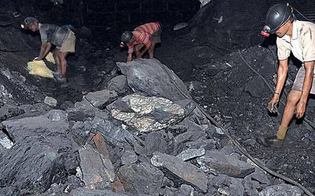 <p>&nbsp;ఈ పోస్టులకు లోకల్‌, నాన్‌లోకల్‌ అందరూ దరఖాస్తు చేసుకోవచ్చు. అయితే జూనియర్‌ స్టాఫ్‌ నర్స్‌ పోస్టులకు మహిళా అభ్యర్థులు మాత్రమే దరఖాస్తు చేసుకోవాలి. అభ్యర్థులు మరింత పూర్తి సమాచారం కోసం &nbsp;అధికారిక వెబ్‌సైట్‌ https://scclmines.com/చూడొచ్చు.ఖమ్మం, వరంగల్, ఆదిలాబాద్, కరీంనగర్ జిల్లాలను లోకల్ గా పరిగణిస్తారు. అలాగే &nbsp;తెలంగాణలోని మిగతా అన్నీ జిల్లాలను నాన్ లోకల్ గా పరిగణిస్తారు.<br />&nbsp;</p>