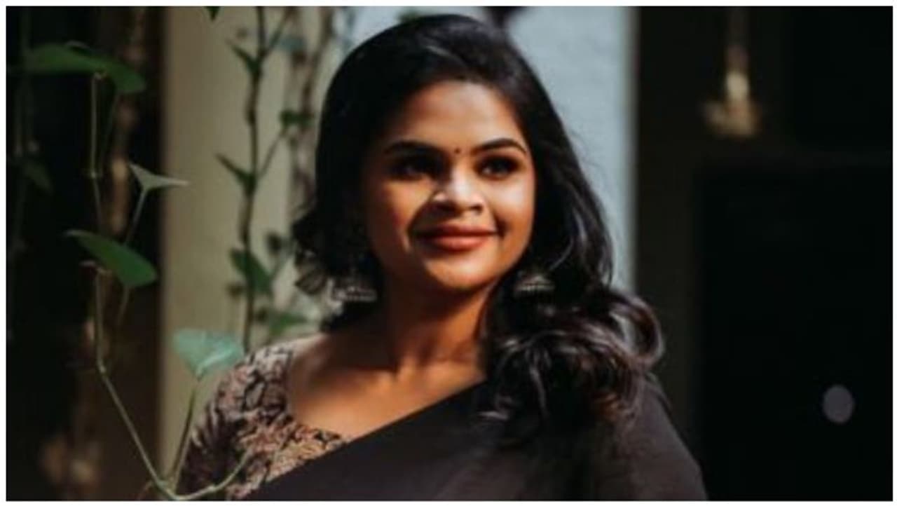 <p>கவுதம் மேனன் இயக்கத்தில் நீதானே என் பொன் வசந்தம் படம் மூலம் தமிழ் சினிமாவில் அறிமுகமானவர் வித்யுலேகா ராமன். இந்த படத்தில் சமந்தாவிற்கு தோழியாக நடித்தார். இந்த படத்தின் தெலுங்கு வெர்ஷனிலும் இவர் தான் சமந்தாவின் தோழியாக நடித்தார்.</p> <p>கவுதம் மேனன் இயக்கத்தில் நீதானே என் பொன் வசந்தம் படம் மூலம் தமிழ் சினிமாவில் அறிமுகமானவர் வித்யுலேகா ராமன். இந்த படத்தில் சமந்தாவிற்கு தோழியாக நடித்தார். இந்த படத்தின் தெலுங்கு வெர்ஷனிலும் இவர் தான் சமந்தாவின் தோழியாக நடித்தார்.</p>