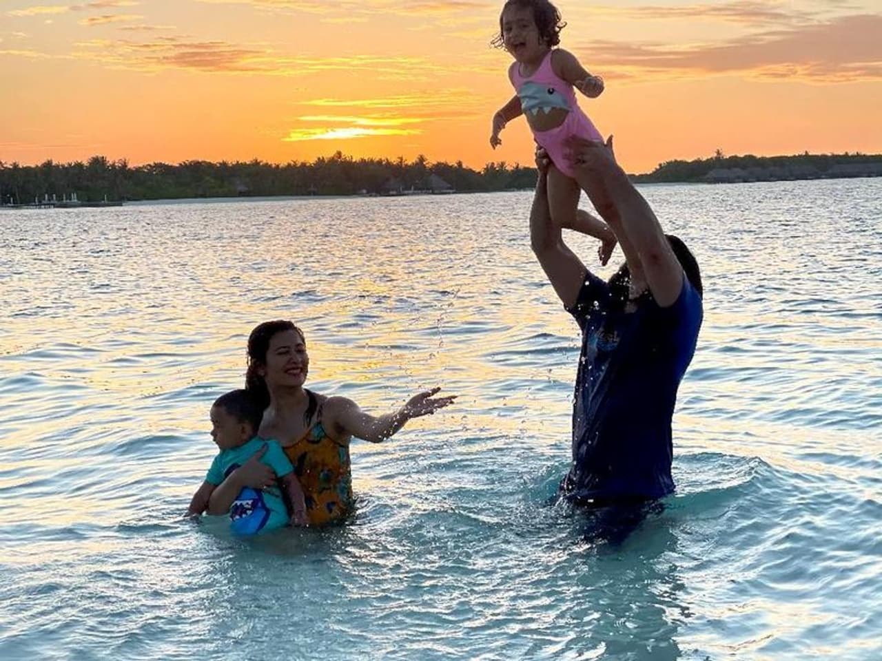 <p>ಯಶ್ ಹುಟ್ಟುಹಬ್ಬದ ದಿನಕ್ಕೂ ಮುನ್ನ ಕೆಜಿಎಫ್ ಚಾಪ್ಟರ್ ಎರಡರ ಟೀಸರ್ ರಿಲೀಸ್ ಆಗಿತ್ತು.</p>