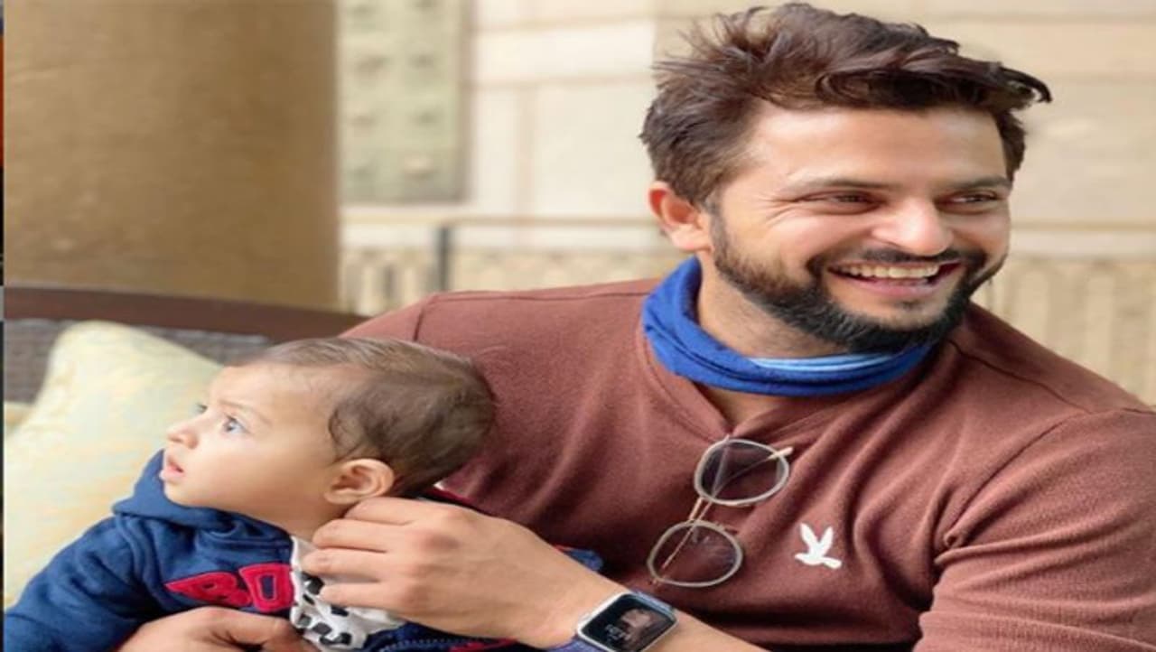 <p>பிரபல இந்திய கிரிக்கெட் வீரர் ரெய்னா, நான்கு பெண் பிரபலங்களுடன் ஒரே நேரத்தில் எடுத்து கொண்ட, புகைப்படம் தற்போது சமூக வலைத்தளத்தில் தீயாக பரவி வருகிறது.</p> <p>பிரபல இந்திய கிரிக்கெட் வீரர் ரெய்னா, நான்கு பெண் பிரபலங்களுடன் ஒரே நேரத்தில் எடுத்து கொண்ட, புகைப்படம் தற்போது சமூக வலைத்தளத்தில் தீயாக பரவி வருகிறது.</p>