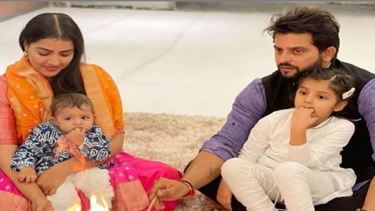 <p>ಭಾರತೀಯ ಕ್ರಿಕೆಟಿಗರ ವೈಯಕ್ತಿಕ ಜೀವನ ಸಹ ಸಖತ್ ಫೇಮಸ್. ಕಳೆದ ವರ್ಷ ಆಗಸ್ಟ್ 15ರಂದು ಅಂತಾರಾಷ್ಟ್ರೀಯ ಕ್ರಿಕೆಟ್ನಿಂದ ನಿವೃತ್ತರಾದ ಸುರೇಶ್ ರೈನಾ, ಈಗ ತಮ್ಮ ಕುಟುಂಬದೊಂದಿಗೆ ಹೆಚ್ಚಿನ ಸಮಯ ಕಳೆಯುತ್ತಿದ್ದಾರೆ. ಸುರೇಶ್ ರೈನಾ ಮತ್ತು ಪ್ರಿಯಾಂಕಾ ರೈನಾರಿಗೆ 2 ಮಕ್ಕಳಿವೆ. 4 ವರ್ಷದ ಮಗಳು ಗಾರ್ಸಿಯಾ ಮತ್ತು ಮಗ ರಿಯೊ.</p> <p>ಭಾರತೀಯ ಕ್ರಿಕೆಟಿಗರ ವೈಯಕ್ತಿಕ ಜೀವನ ಸಹ ಸಖತ್ ಫೇಮಸ್. ಕಳೆದ ವರ್ಷ ಆಗಸ್ಟ್ 15ರಂದು ಅಂತಾರಾಷ್ಟ್ರೀಯ ಕ್ರಿಕೆಟ್ನಿಂದ ನಿವೃತ್ತರಾದ ಸುರೇಶ್ ರೈನಾ, ಈಗ ತಮ್ಮ ಕುಟುಂಬದೊಂದಿಗೆ ಹೆಚ್ಚಿನ ಸಮಯ ಕಳೆಯುತ್ತಿದ್ದಾರೆ. ಸುರೇಶ್ ರೈನಾ ಮತ್ತು ಪ್ರಿಯಾಂಕಾ ರೈನಾರಿಗೆ 2 ಮಕ್ಕಳಿವೆ. 4 ವರ್ಷದ ಮಗಳು ಗಾರ್ಸಿಯಾ ಮತ್ತು ಮಗ ರಿಯೊ.</p>