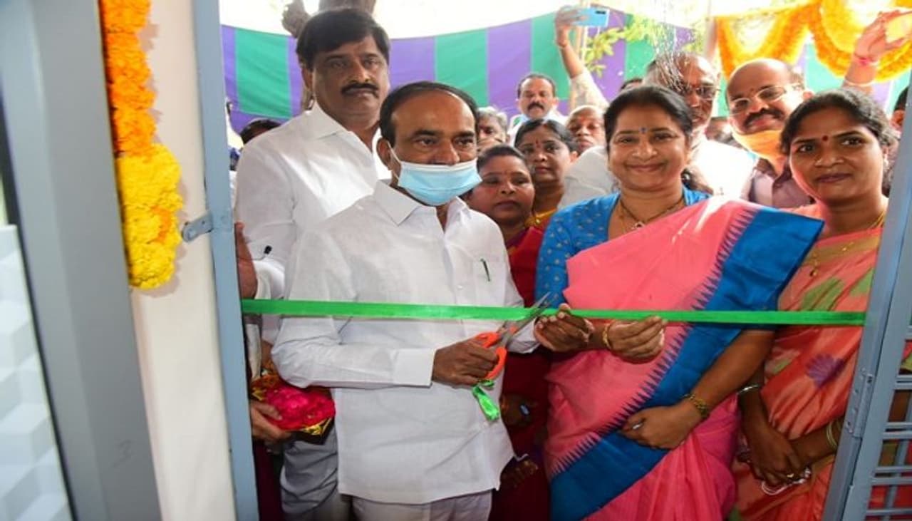 <p>ఇప్పటికే బస్తి దావాఖానాలతో వైద్యాన్ని బస్తీ వాసుల ముంగిటికి తెచ్చిన తెలంగాణ ప్రభుత్వం పెద్దాసుపత్రులకే పరిమితం అయిన వైద్య పరీక్షలను నగరవాసులకు మరింత చేరువ చేసింది. </p> <p>ఇప్పటికే బస్తి దావాఖానాలతో వైద్యాన్ని బస్తీ వాసుల ముంగిటికి తెచ్చిన తెలంగాణ ప్రభుత్వం పెద్దాసుపత్రులకే పరిమితం అయిన వైద్య పరీక్షలను నగరవాసులకు మరింత చేరువ చేసింది. </p>