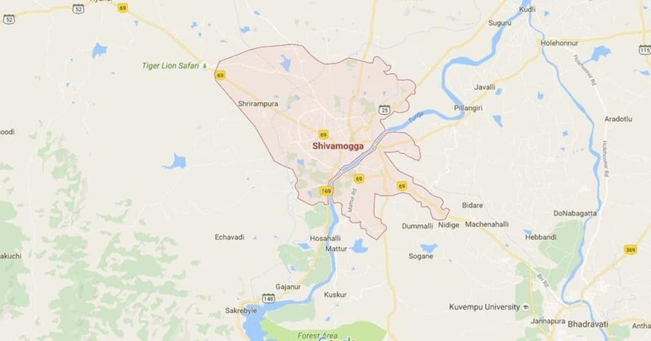 <p>ഷിമോഗയിൽ നിന്ന് 7 കിലോമീറ്റർ അകലെയുള്ള ഹന്സോഡുവില് നിരവധി ക്വാറികള് പ്രവര്ത്തിക്കുന്നുണ്ട്. ക്വാറിയിലേക്ക് കൊണ്ടുവന്ന ഒരു ട്രക്ക് ജെലാറ്റിൻ സ്റ്റിക്കുകളാണ് പൊട്ടിത്തെറിച്ചതെന്ന് ശിവമോഗ എംഎൽഎ അശോക് നായിക് പറഞ്ഞു. </p> <p>ഷിമോഗയിൽ നിന്ന് 7 കിലോമീറ്റർ അകലെയുള്ള ഹന്സോഡുവില് നിരവധി ക്വാറികള് പ്രവര്ത്തിക്കുന്നുണ്ട്. ക്വാറിയിലേക്ക് കൊണ്ടുവന്ന ഒരു ട്രക്ക് ജെലാറ്റിൻ സ്റ്റിക്കുകളാണ് പൊട്ടിത്തെറിച്ചതെന്ന് ശിവമോഗ എംഎൽഎ അശോക് നായിക് പറഞ്ഞു. </p>