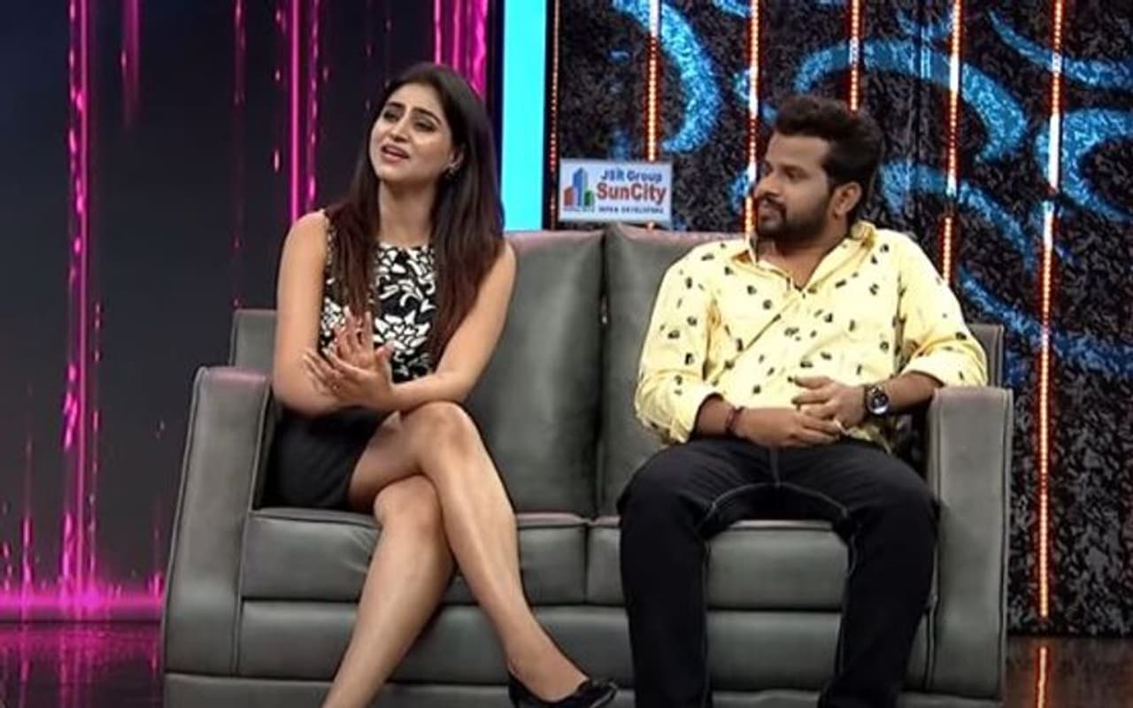 ఈటీవీలో ప్రసారమయ్యే `ఢీ ఛాంపియన్` షోలో హైపర్ ఆది, వర్షిణి మధ్య చాలా రోజులుగా మంచి కెమిస్ట్రీ నడుస్తుంది. ఒకరిపై ఒకరు బాగానే పంచ్లు వేసుకుంటున్నారు. కొన్నిసార్లు అవి శృతి మించిన పంచ్లుగా కూడా ఉండటం విశేషం. ఈటీవీలో ప్రసారమయ్యే `ఢీ ఛాంపియన్` షోలో హైపర్ ఆది, వర్షిణి మధ్య చాలా రోజులుగా మంచి కెమిస్ట్రీ నడుస్తుంది. ఒకరిపై ఒకరు బాగానే పంచ్లు వేసుకుంటున్నారు. కొన్నిసార్లు అవి శృతి మించిన పంచ్లుగా కూడా ఉండటం విశేషం.