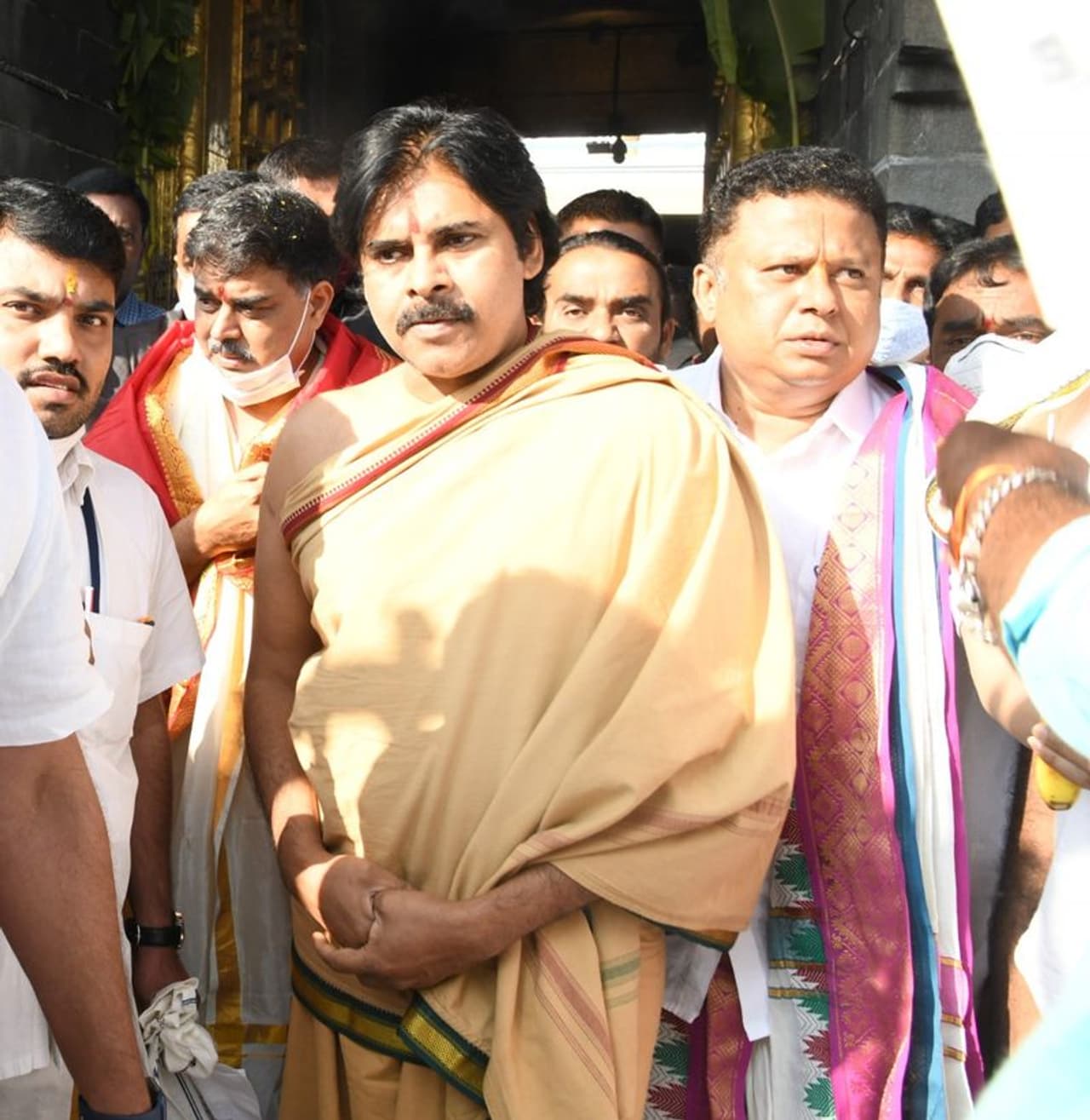 జనసేన అధినేత పవన్ కళ్యాణ్ తిరుమల శ్రీవారిని దర్శించుకున్నారు. తిరుపతి ఉప ఎన్నికల నేపథ్యంలో అక్కడకు వెళ్లిన జనసేనాని ఈ రోజు ఉదయం తిరుమల శ్రీవారిని దర్శించుకున్నారు. జనసేన అధినేత పవన్ కళ్యాణ్ తిరుమల శ్రీవారిని దర్శించుకున్నారు. తిరుపతి ఉప ఎన్నికల నేపథ్యంలో అక్కడకు వెళ్లిన జనసేనాని ఈ రోజు ఉదయం తిరుమల శ్రీవారిని దర్శించుకున్నారు.