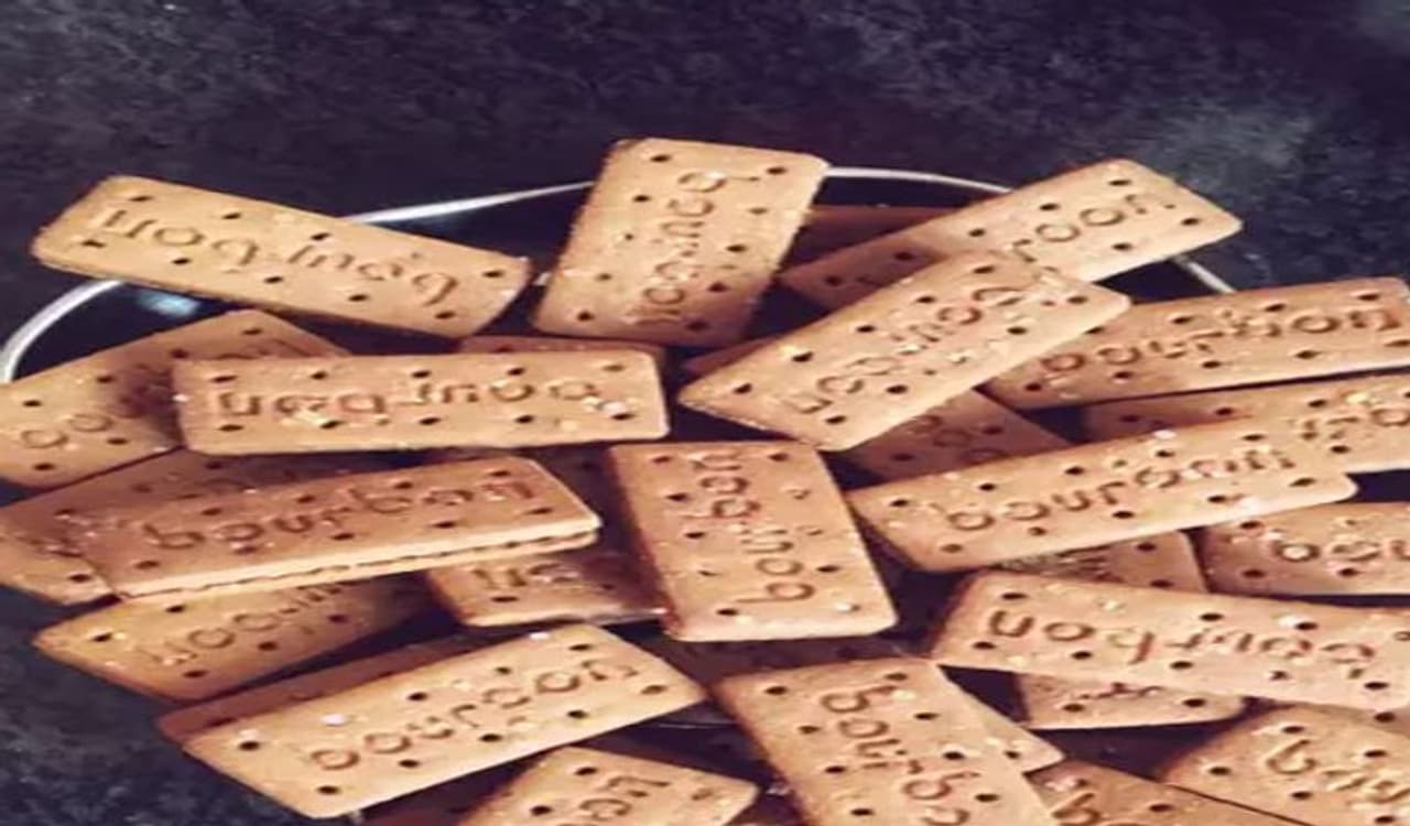 <p>ಮೊದಲು ಬಿಸ್ಕತ್ತುಗಳು ತೆಗೆದುಕೊಳ್ಳಿ. ಬಿಸ್ಕತ್ತುಗಳು ಫ್ರೆಶ್ ಹಾಗೂ ಗರಿಗರಿಯಾಗಿ ಇರಬೇಕು. </p> <p>ಮೊದಲು ಬಿಸ್ಕತ್ತುಗಳು ತೆಗೆದುಕೊಳ್ಳಿ. ಬಿಸ್ಕತ್ತುಗಳು ಫ್ರೆಶ್ ಹಾಗೂ ಗರಿಗರಿಯಾಗಿ ಇರಬೇಕು. </p>