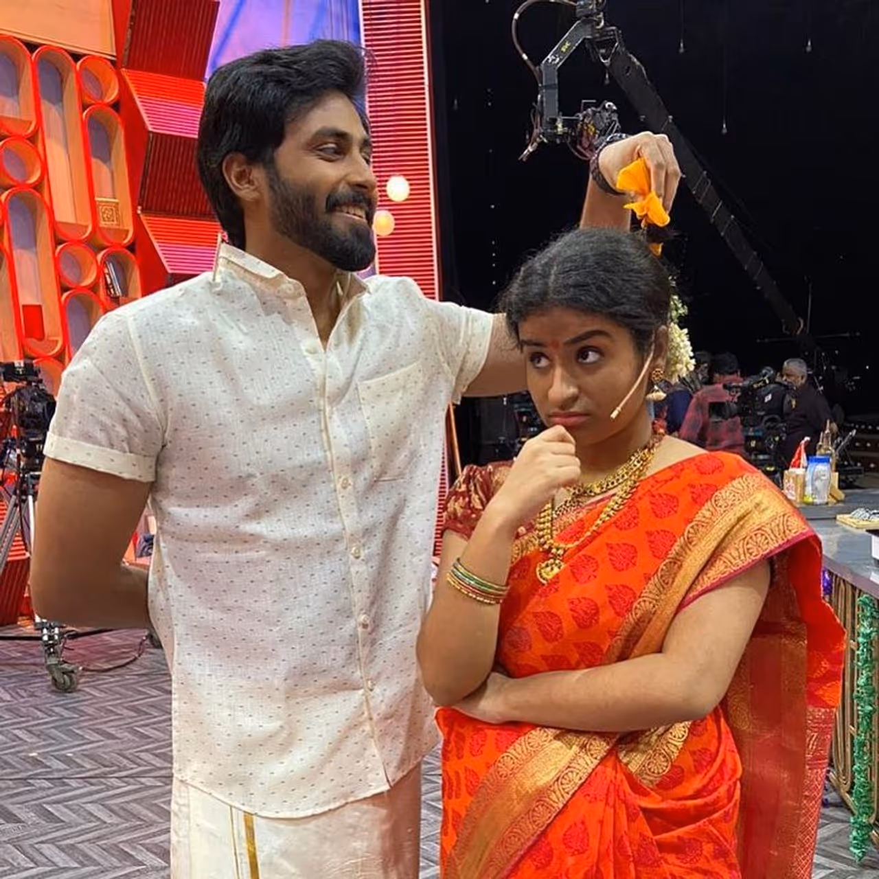 <p>சூப்பர் சிங்கர் நிகழ்ச்சியை தாண்டி, ஷிவங்கியை மிகவும் பிரபலமடைய வைத்தது என்றால், அது 'குக் வித் கோமாளி' நிகழ்ச்சி தான். இதில் அனைவரும் விரும்பும் கோமாளியாக இருந்தவர் ஷிவாங்கி. குறிப்பாக இவர் அஷ்வினுடன் சேர்ந்து, சமைக்கும் எபிசோடுகளுக்கு வேற லெவலில் ரசிகர்கள் உள்ளனர்.</p> <p>சூப்பர் சிங்கர் நிகழ்ச்சியை தாண்டி, ஷிவங்கியை மிகவும் பிரபலமடைய வைத்தது என்றால், அது 'குக் வித் கோமாளி' நிகழ்ச்சி தான். இதில் அனைவரும் விரும்பும் கோமாளியாக இருந்தவர் ஷிவாங்கி. குறிப்பாக இவர் அஷ்வினுடன் சேர்ந்து, சமைக்கும் எபிசோடுகளுக்கு வேற லெவலில் ரசிகர்கள் உள்ளனர்.</p>