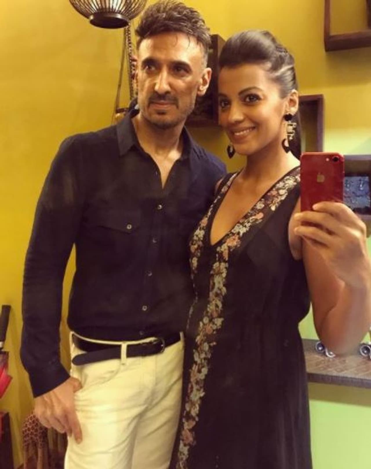 <p>காதலுக்கு கண் இல்லை என்பது, பொதுவாக காதலித்து திருமணம் செய்து கொண்ட அனைவருக்குமே சொந்தமான வார்த்தைதான். நிறம், மொழி, வயது என அனைத்தையும் தாண்டிய உணர்வு என காதலை பல கவிஞர்களும் வர்ணித்துள்ளார்.</p> <p>காதலுக்கு கண் இல்லை என்பது, பொதுவாக காதலித்து திருமணம் செய்து கொண்ட அனைவருக்குமே சொந்தமான வார்த்தைதான். நிறம், மொழி, வயது என அனைத்தையும் தாண்டிய உணர்வு என காதலை பல கவிஞர்களும் வர்ணித்துள்ளார்.</p>