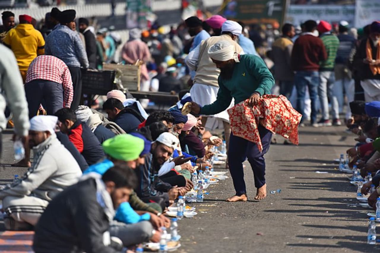 <p>അതേസമയം നേരത്തെ കേന്ദ്ര സർക്കാരും കർഷക സംഘടനകളും നടത്തുന്ന പതിനൊന്നാം വട്ട ചര്ച്ചയും പരാജയപ്പെട്ടു. ഇതിന് പിന്നാലെയാണ് കര്ഷകര് ഹരിയാനാ പൊലീസിന്റെ വാടക ഗുണ്ടയെന്ന് പറഞ്ഞ് ഇയാളെ ഹജരാക്കിയത്. </p> <p>അതേസമയം നേരത്തെ കേന്ദ്ര സർക്കാരും കർഷക സംഘടനകളും നടത്തുന്ന പതിനൊന്നാം വട്ട ചര്ച്ചയും പരാജയപ്പെട്ടു. ഇതിന് പിന്നാലെയാണ് കര്ഷകര് ഹരിയാനാ പൊലീസിന്റെ വാടക ഗുണ്ടയെന്ന് പറഞ്ഞ് ഇയാളെ ഹജരാക്കിയത്. </p>