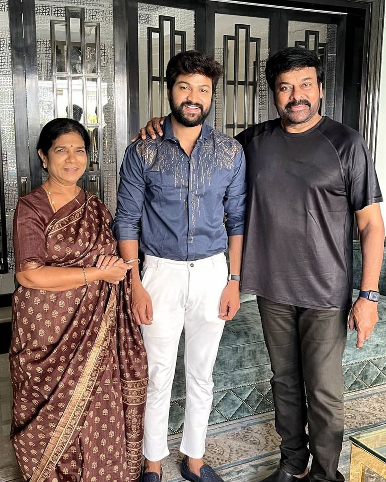 బిగ్బాస్ నాల్గో సీజన్లో తనదైన ఆటతో ఆకట్టుకున్నాడు సోహైల్. కథ వేరే ఉంటది, చికెన్ చికెన్.. మటన్ మటన్.. సింగరేణి ముద్దుబిడ్డ అంటూ తనే కాదు తన ఏరియాని పాపులర్ చేసుకున్నారు సోహైల్. తాజాగా ఆయన చిరంజీవిని కలిసి సర్ప్రైజ్ చేశారు. బిగ్బాస్ నాల్గో సీజన్లో తనదైన ఆటతో ఆకట్టుకున్నాడు సోహైల్. కథ వేరే ఉంటది, చికెన్ చికెన్.. మటన్ మటన్.. సింగరేణి ముద్దుబిడ్డ అంటూ తనే కాదు తన ఏరియాని పాపులర్ చేసుకున్నారు సోహైల్. తాజాగా ఆయన చిరంజీవిని కలిసి సర్ప్రైజ్ చేశారు.