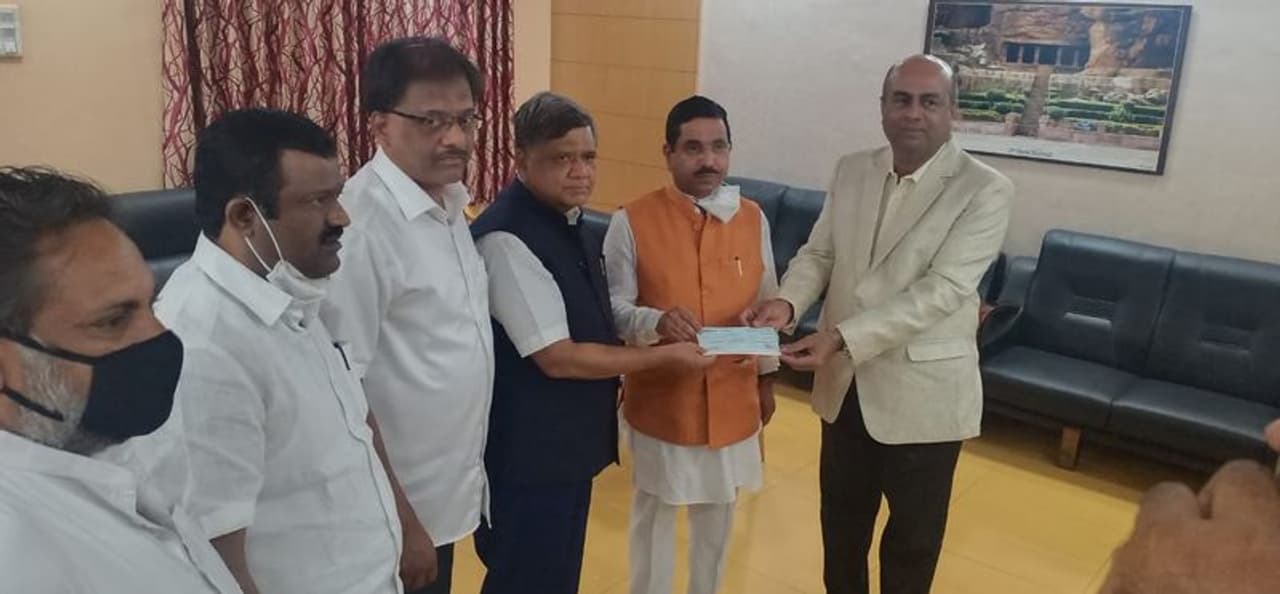 <p>ರಾಮಮಂದಿರ ನಿರ್ಮಾಣಕ್ಕೆ ಹುಬ್ಬಳ್ಳಿ ಉದ್ಯಮಿಯಿಂದ ಕೋಟಿ ದೇಣಿಗೆ </p> <p>ರಾಮಮಂದಿರ ನಿರ್ಮಾಣಕ್ಕೆ ಹುಬ್ಬಳ್ಳಿ ಉದ್ಯಮಿಯಿಂದ ಕೋಟಿ ದೇಣಿಗೆ </p>