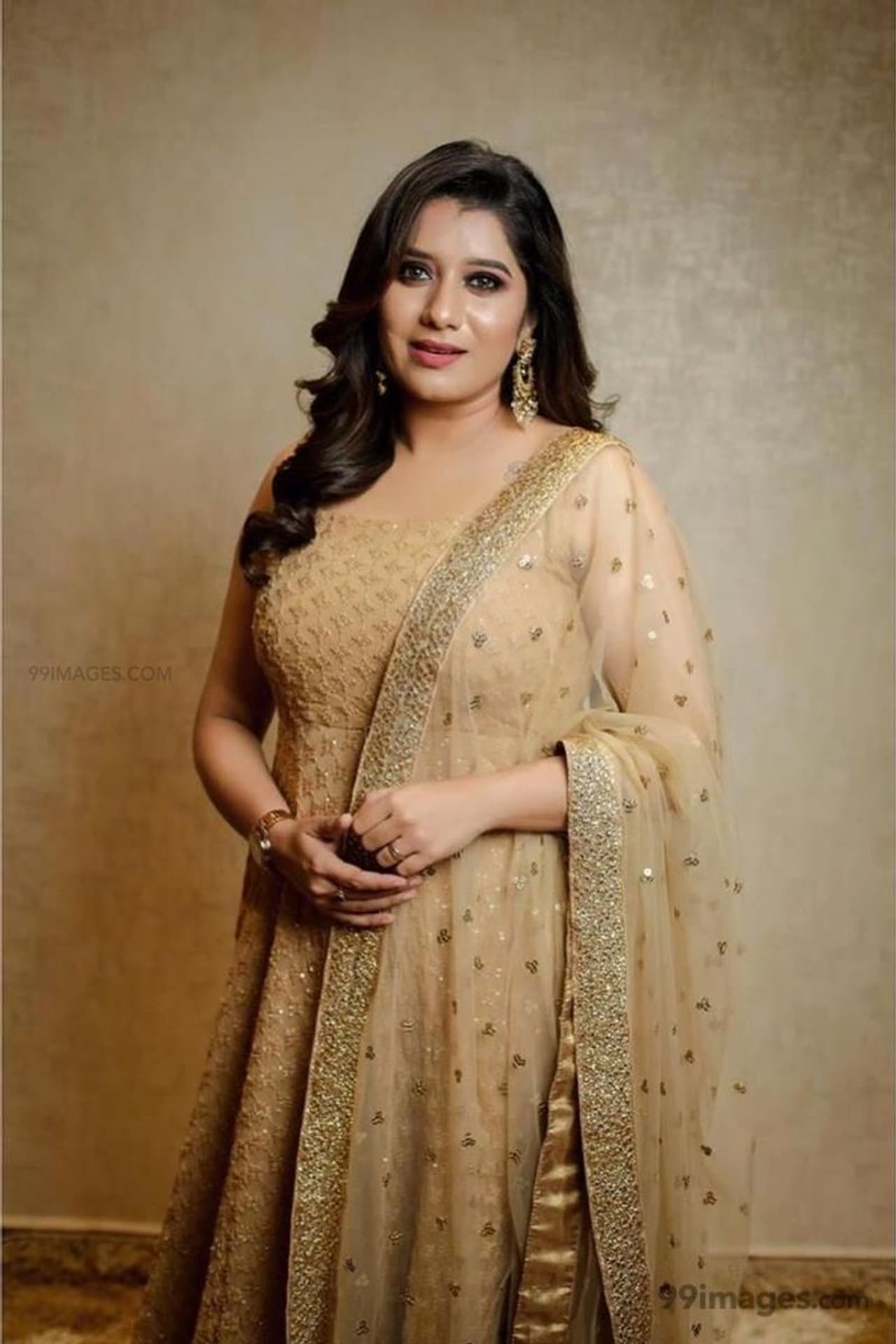 <p>விஜய் தொலைக்காட்சியில் ஒளிபரப்பாகி வரும் நிகழ்ச்சிகளைப் போலவே அதை தொகுத்து வழங்கும் தொகுப்பாளினிகளும் ரசிகர்கள் மனதில் இடம் பிடித்துவிடுவது வழக்கம். விஜே பிரியங்கா, டிடி, ஜாக்குலின் என பட்டியல் நீண்டு கொண்டே செல்கிறது.&nbsp;<br />&nbsp;</p>