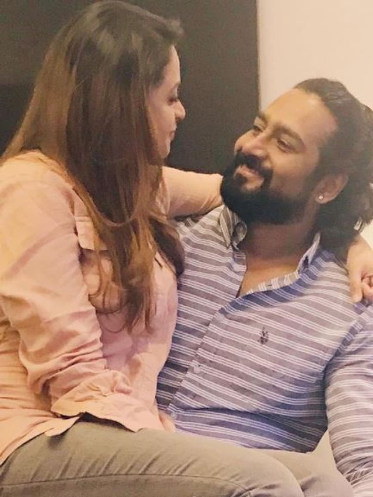 <p>காதல் கணவரோடு கண்ணால் பேசும் தேவதை </p> <p>காதல் கணவரோடு கண்ணால் பேசும் தேவதை </p>