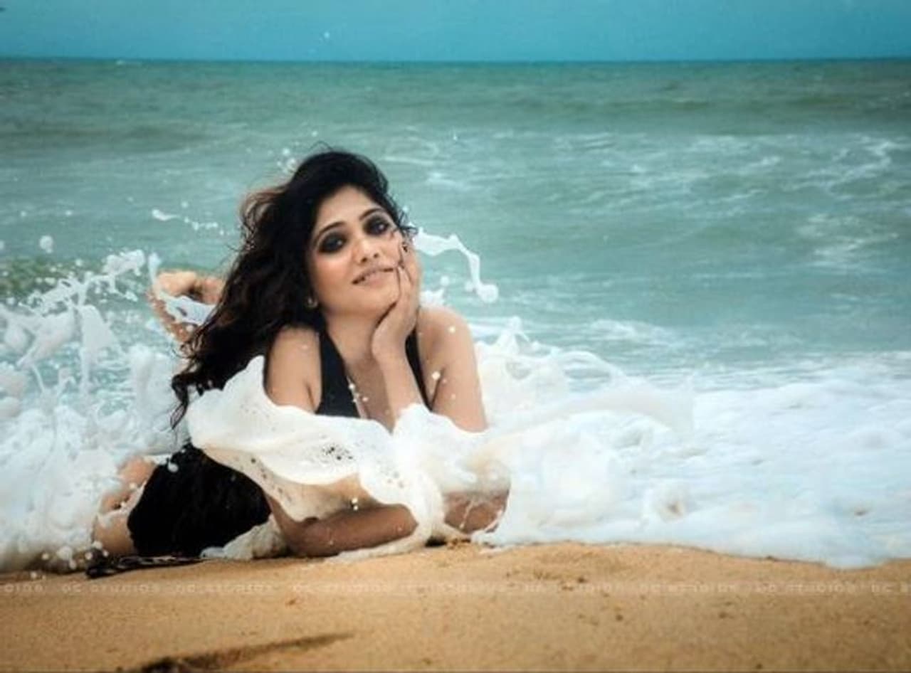 <p>ஜல்லிக்கட்டு போராட்டத்தின் மூலம் அனைவராலும் அறியப்பட்டு, பிக் பாஸ் நிகழ்ச்சியின் மூலம் பிரபலமாகி, தொகுப்பாளினி, நடிகை என சின்னத்திரை மற்றும் வெள்ளித்திரையில் ஒரு ரவுண்டு வர நினைத்தவர் ஜூலி. ஆனால் இவர் நடித்த படங்கள் இன்னும் ஒன்று கூட வெளியாகாமல் உள்ளது.</p>