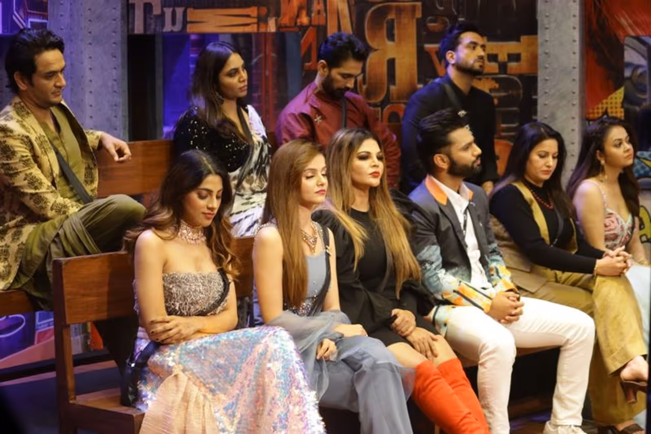 <p>The upcoming episode of Weekend Ka Vaar will feature a ton of entertainment, both for the housemates and the viewers. Bigg Boss makes sure that the contestants don’t remain in their comfort zone and throws some new and exciting activities and challenges that keeps them all on their feet!</p> <p>The upcoming episode of Weekend Ka Vaar will feature a ton of entertainment, both for the housemates and the viewers. Bigg Boss makes sure that the contestants don’t remain in their comfort zone and throws some new and exciting activities and challenges that keeps them all on their feet!</p>