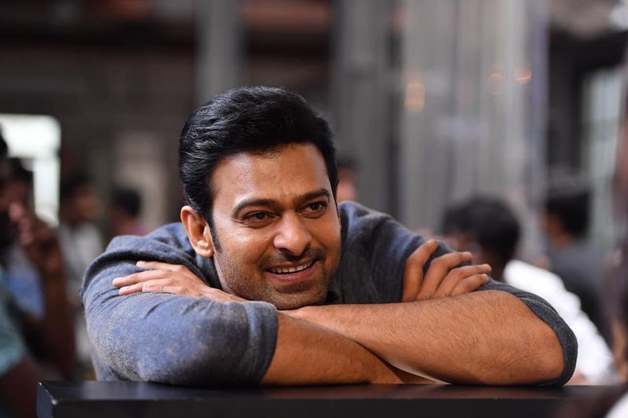 టాలీవుడ్ మోస్ట్ ఎలిజిబుల్ బ్యాచ్ లర్ ప్రభాస్ వివాహం ఎవర్ గ్రీన్ హాట్ టాపిక్. ఆయన పెళ్లి గురించి ప్రతి రెండు నెలలకోసారి ఓ న్యూస్ బయటికి వస్తూనే ఉంటుంది. ప్రభాస్ 40ప్లస్ లోకి ఎంటర్ కావడంతో ఈ డిమాండ్ మరింత ఎక్కువైంది. టాలీవుడ్ మోస్ట్ ఎలిజిబుల్ బ్యాచ్ లర్ ప్రభాస్ వివాహం ఎవర్ గ్రీన్ హాట్ టాపిక్. ఆయన పెళ్లి గురించి ప్రతి రెండు నెలలకోసారి ఓ న్యూస్ బయటికి వస్తూనే ఉంటుంది. ప్రభాస్ 40ప్లస్ లోకి ఎంటర్ కావడంతో ఈ డిమాండ్ మరింత ఎక్కువైంది.