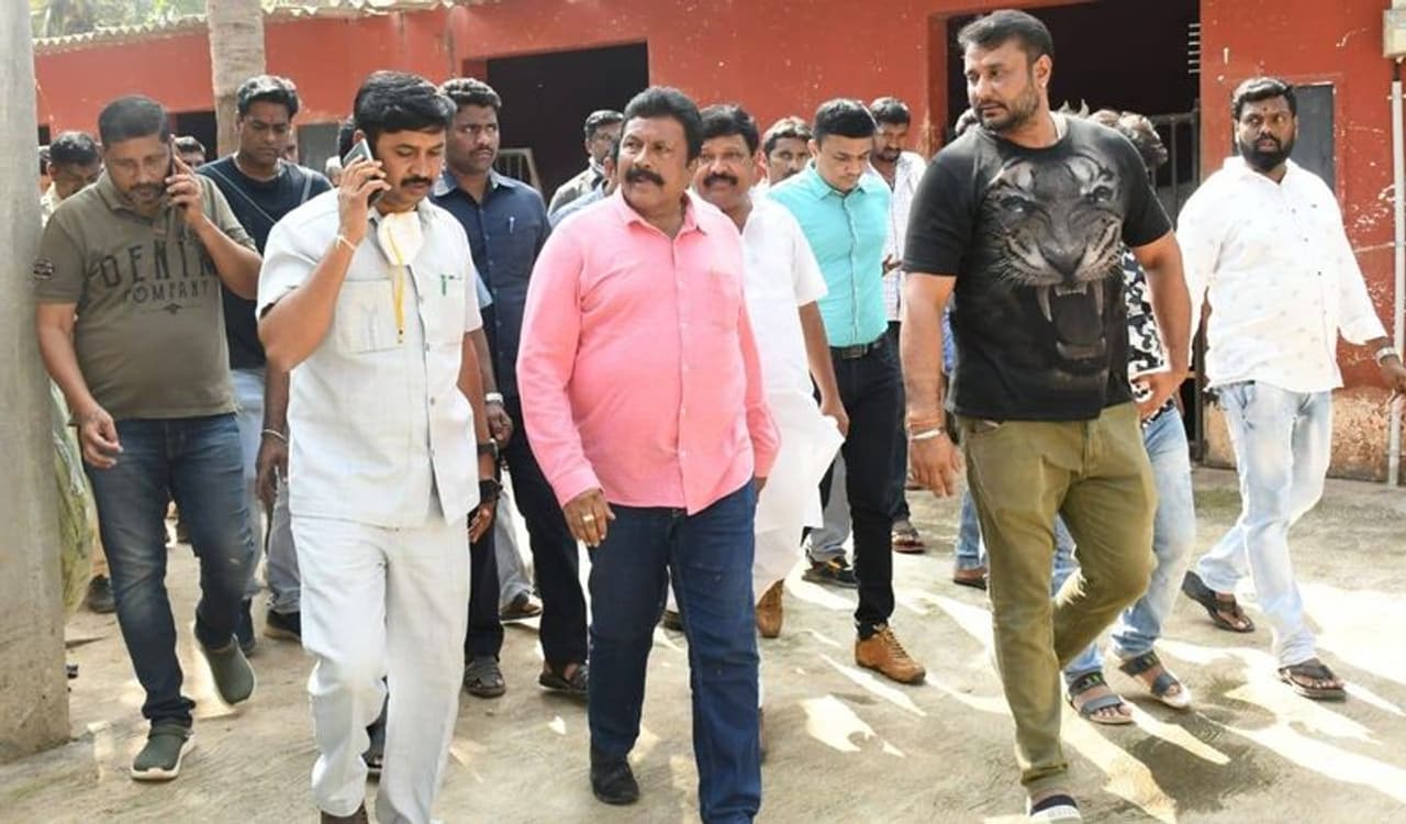 <p>ಕೃಷಿ ಸಚಿವ ಬಿ.ಸಿ.ಪಾಟೀಲ್ ಅವರು ಇಂದು (ಭಾನುವಾರ) ಚಾಲೆಂಜಿಂಗ್ ಸ್ಟಾರ್ ದರ್ಶನ್ ಅವರ ಮೈಸೂರಿನ ಫಾರ್ಮ್ ಹೌಸ್ ಗೆ ಭೇಟಿ ನೀಡಿದರು. </p> <p>ಕೃಷಿ ಸಚಿವ ಬಿ.ಸಿ.ಪಾಟೀಲ್ ಅವರು ಇಂದು (ಭಾನುವಾರ) ಚಾಲೆಂಜಿಂಗ್ ಸ್ಟಾರ್ ದರ್ಶನ್ ಅವರ ಮೈಸೂರಿನ ಫಾರ್ಮ್ ಹೌಸ್ ಗೆ ಭೇಟಿ ನೀಡಿದರು. </p>