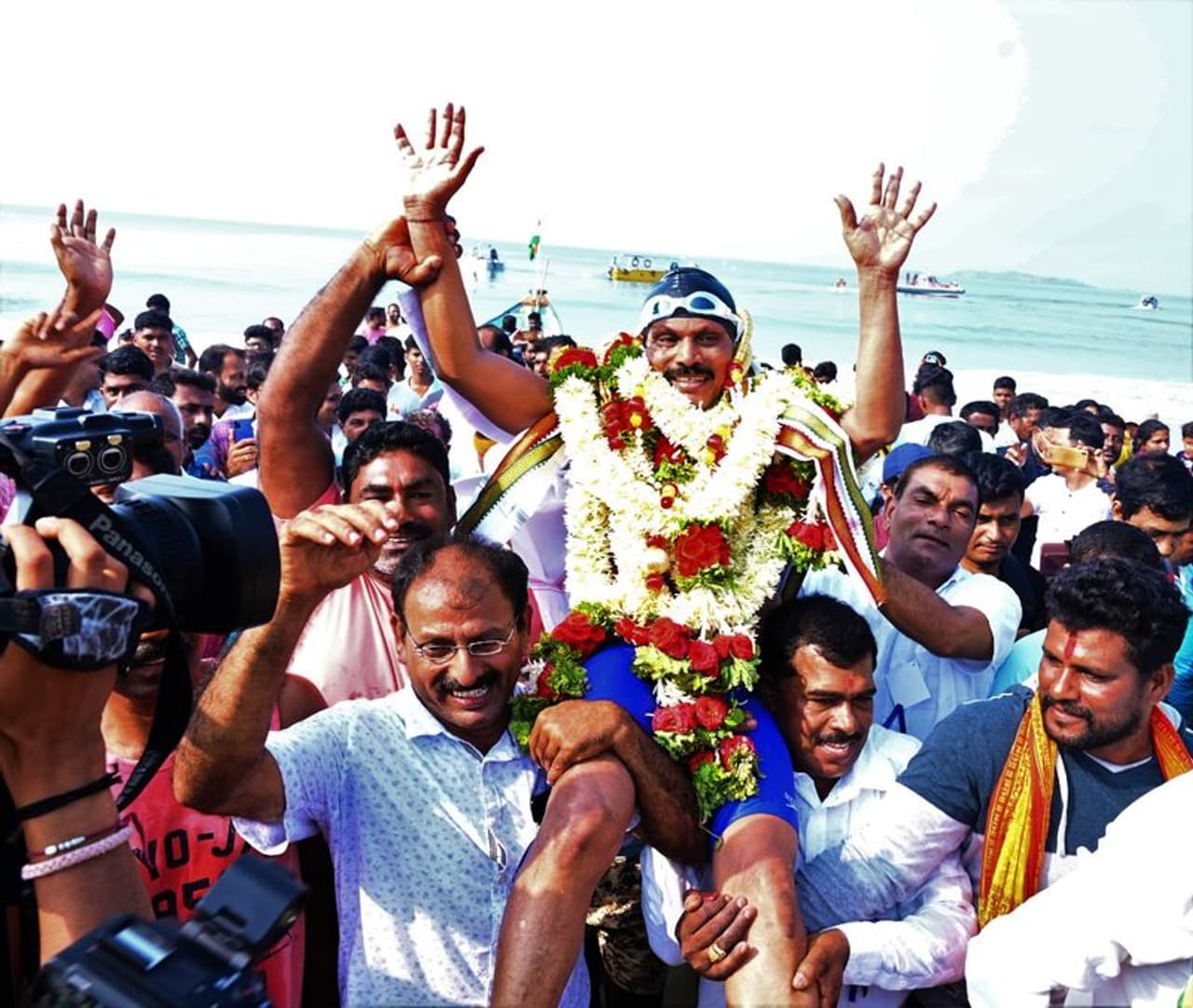 <p>ಮಲ್ಪೆಯ ಕಡೆಕಾರು ಗ್ರಾಮದ 65ರ ಹರೆಯದ ಗಂಗಾಧರ ಜಿ. ಕಡೆಕಾರು ಅವರು ಲೋಟಸ್ ಫ್ಲೋಟ್ ಶೈಲಿಯಲ್ಲಿ (ಪದ್ಮಾಸನ ಭಂಗಿಯಲ್ಲಿ ಕಾಲುಗಳನ್ನು ಮಡಚಿ, ಸರಪಳಿಯಿಂದ ಬಿಗಿದು, ಬ್ರೆಸ್ಟ್ ಸ್ಟ್ರೋಕ್ ಶೈಲಿಯಲ್ಲಿ) ಸಮುದ್ರದಲ್ಲಿ 1.40 ಕಿ.ಮಿ. ಈಜಿ ಹೊಸ ದಾಖಲೆ ನಿರ್ಮಿಸಿದ್ದಾರೆ.</p> <p>ಮಲ್ಪೆಯ ಕಡೆಕಾರು ಗ್ರಾಮದ 65ರ ಹರೆಯದ ಗಂಗಾಧರ ಜಿ. ಕಡೆಕಾರು ಅವರು ಲೋಟಸ್ ಫ್ಲೋಟ್ ಶೈಲಿಯಲ್ಲಿ (ಪದ್ಮಾಸನ ಭಂಗಿಯಲ್ಲಿ ಕಾಲುಗಳನ್ನು ಮಡಚಿ, ಸರಪಳಿಯಿಂದ ಬಿಗಿದು, ಬ್ರೆಸ್ಟ್ ಸ್ಟ್ರೋಕ್ ಶೈಲಿಯಲ್ಲಿ) ಸಮುದ್ರದಲ್ಲಿ 1.40 ಕಿ.ಮಿ. ಈಜಿ ಹೊಸ ದಾಖಲೆ ನಿರ್ಮಿಸಿದ್ದಾರೆ.</p>