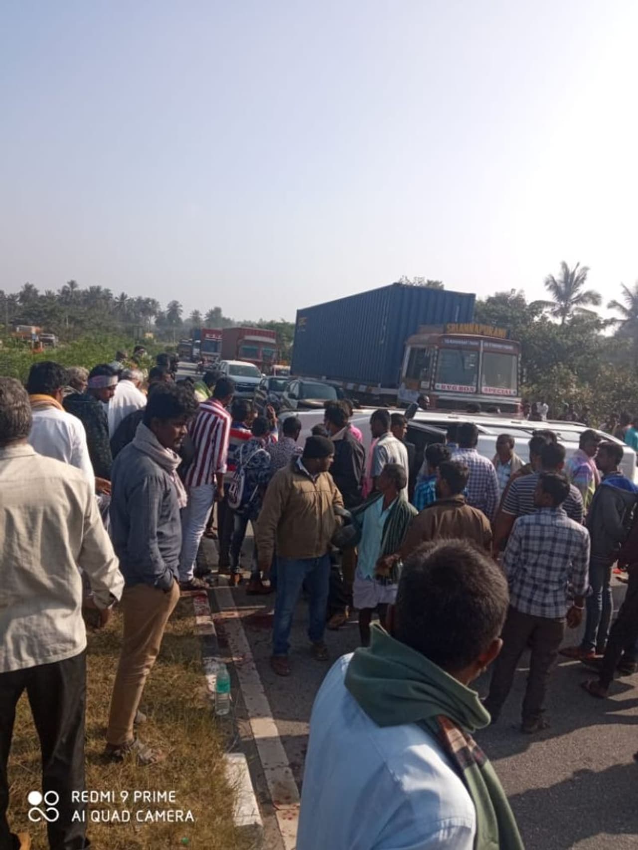 <p>ನಿಯಂತ್ರಣ ತಪ್ಪಿ ಶಾಲಾ ವಾಹನ ಪಲ್ಟಿ : &nbsp;15ಕ್ಕೂ ಹೆಚ್ಚು ಮಕ್ಕಳಿಗೆ ಗಾಯ.</p>