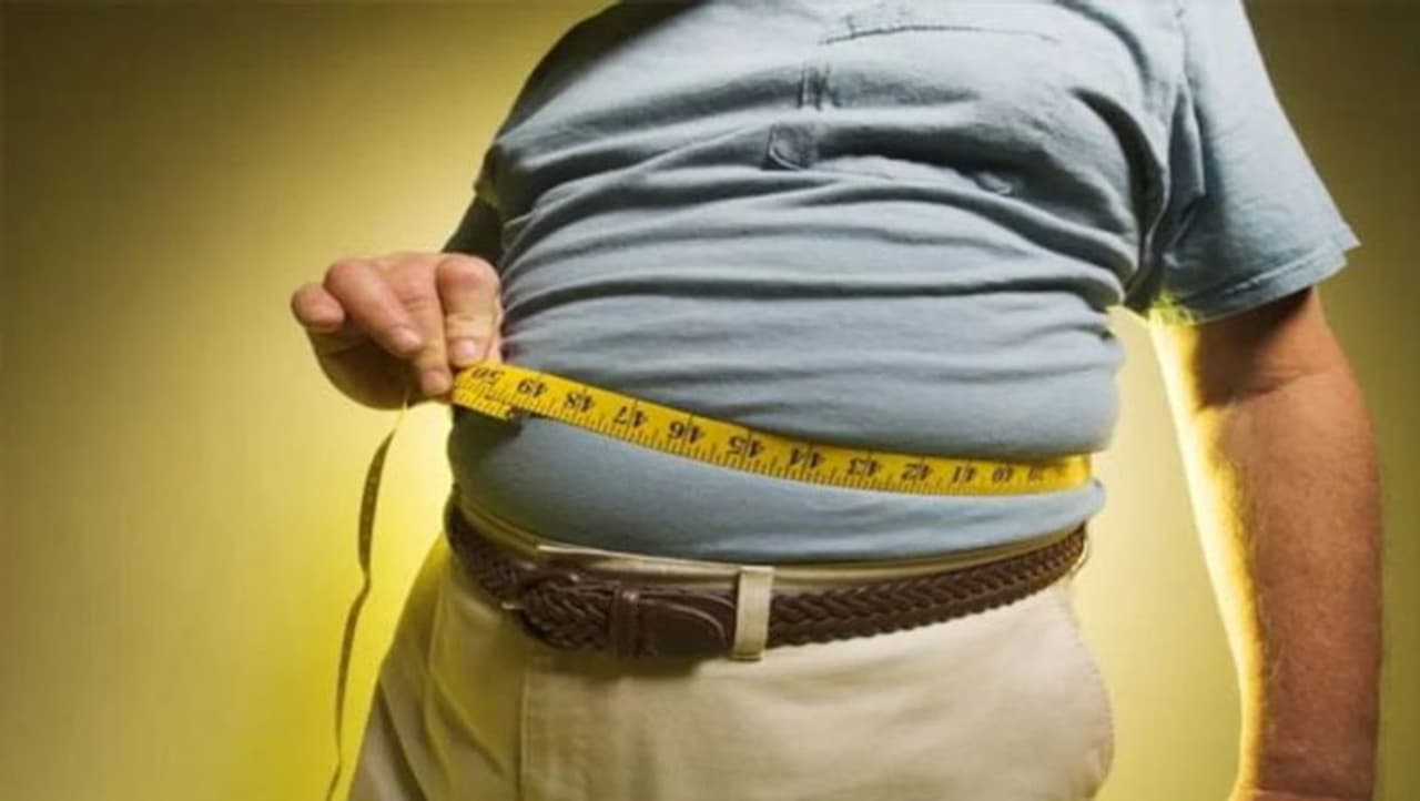 <p><strong>അമിതവണ്ണം ഒഴിവാക്കൂ: </strong>രക്തസമ്മർദ്ദം നിയന്ത്രിക്കുന്നതിനുള്ള ഏറ്റവും ഫലപ്രദമായ ജീവിതശൈലി മാറ്റങ്ങളിലൊന്നാണ് ശരീരഭാരം നിയന്ത്രിക്കുക എന്നത്. അമിതഭാരം ഉറങ്ങുമ്പോൾ ശ്വസനത്തെ തടസ്സപ്പെടുത്തുന്നു (സ്ലീപ് അപ്നിയ). ഇത് രക്തസമ്മർദ്ദത്തെ കൂടുതൽ ഉയർത്തുന്നു. </p> <p><strong>അമിതവണ്ണം ഒഴിവാക്കൂ: </strong>രക്തസമ്മർദ്ദം നിയന്ത്രിക്കുന്നതിനുള്ള ഏറ്റവും ഫലപ്രദമായ ജീവിതശൈലി മാറ്റങ്ങളിലൊന്നാണ് ശരീരഭാരം നിയന്ത്രിക്കുക എന്നത്. അമിതഭാരം ഉറങ്ങുമ്പോൾ ശ്വസനത്തെ തടസ്സപ്പെടുത്തുന്നു (സ്ലീപ് അപ്നിയ). ഇത് രക്തസമ്മർദ്ദത്തെ കൂടുതൽ ഉയർത്തുന്നു. </p>