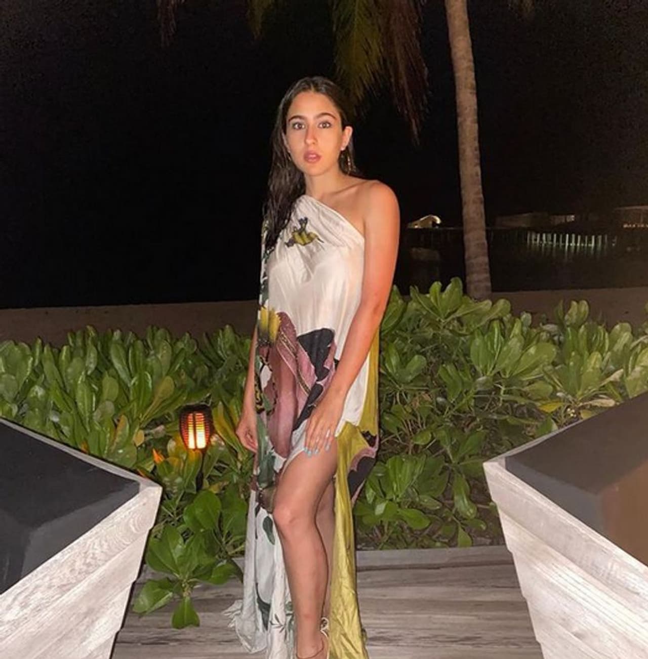 <p>സിനിമ ലോകത്തെ കാജല്‍ അഗര്‍വാള്‍ അടക്കമുള്ള താരങ്ങള്‍ക്ക് പിന്നാലെയാണ് സാറാ അലി ഖാനും മാലിദ്വീപില്‍ എത്തിയത്.</p>