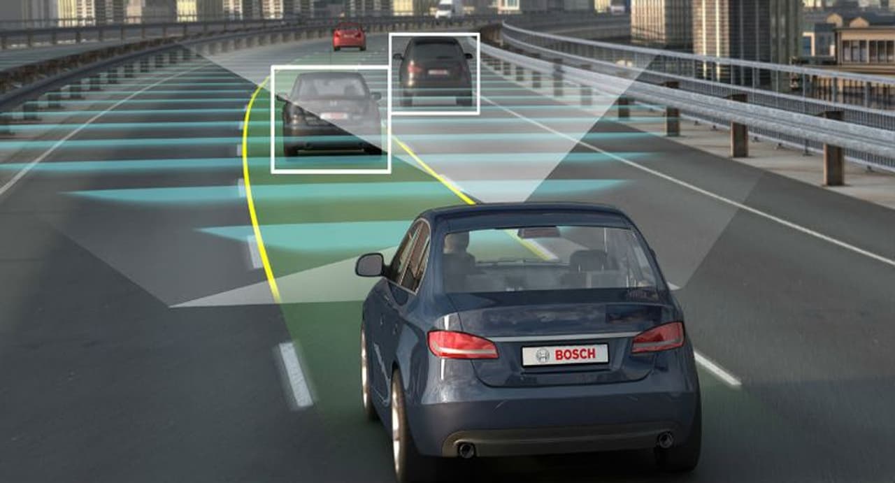 <p><strong> ప్రపంచంలో 4వ మార్కెట్</strong><br />భారతదేశంలో ఆటోమొబైల్ రంగం ప్రతి సంవత్సరం 9.5 శాతం చొప్పున పెరుగుతోంది మరియు ఇప్పుడు ఇండియా ప్రపంచంలోనే నాలుగవ స్థానానికి చేరుకుంది. ఏదేమైనా ఈ వేగం వెనుక అనేక కారణాలు ఉన్నాయి, దీనికి ప్రధాన కారణం మధ్యతరగతి ఆదాయం పెరగడానికి ఒక కారణమని చెప్పవచ్చు, ఈ కారణంగా ఆటోమొబైల్ రంగానికి చాలా మంది కొత్త కస్టమర్లు చేరారు. 2019 నాటికి ఈ రంగానికి 23.89 బిలియన్ డాలర్ల విదేశీ పెట్టుబడులు ప్రత్యక్షంగా లభించాయి. తరువాత 'మేక్ ఇన్ ఇండియా' వంటి ప్రభుత్వ ప్రయత్నాలు ఈ రంగానికి కొత్త రెక్కలు ఇచ్చాయి. ఆటో రంగంలో కొత్త ఆవిష్కరణలను అనుసరించడానికి ప్రభుత్వం ఎలక్ట్రిక్ వాహనాలపై జిఎస్టి రేటును 12 నుండి ఐదు శాతానికి తగ్గించగా, పరికరాల తయారీదారులు కూడా భారతదేశాన్ని ఉత్పాదక కేంద్రంగా మార్చడానికి సాంకేతిక పరిజ్ఞానంపై పెట్టుబడులు పెడుతున్నారు, భారతదేశం కూడా ఈ రంగం అభివృద్ధిపై దృష్టి సారించింది. <br /> </p> <p><strong> ప్రపంచంలో 4వ మార్కెట్</strong><br />భారతదేశంలో ఆటోమొబైల్ రంగం ప్రతి సంవత్సరం 9.5 శాతం చొప్పున పెరుగుతోంది మరియు ఇప్పుడు ఇండియా ప్రపంచంలోనే నాలుగవ స్థానానికి చేరుకుంది. ఏదేమైనా ఈ వేగం వెనుక అనేక కారణాలు ఉన్నాయి, దీనికి ప్రధాన కారణం మధ్యతరగతి ఆదాయం పెరగడానికి ఒక కారణమని చెప్పవచ్చు, ఈ కారణంగా ఆటోమొబైల్ రంగానికి చాలా మంది కొత్త కస్టమర్లు చేరారు. 2019 నాటికి ఈ రంగానికి 23.89 బిలియన్ డాలర్ల విదేశీ పెట్టుబడులు ప్రత్యక్షంగా లభించాయి. తరువాత 'మేక్ ఇన్ ఇండియా' వంటి ప్రభుత్వ ప్రయత్నాలు ఈ రంగానికి కొత్త రెక్కలు ఇచ్చాయి. ఆటో రంగంలో కొత్త ఆవిష్కరణలను అనుసరించడానికి ప్రభుత్వం ఎలక్ట్రిక్ వాహనాలపై జిఎస్టి రేటును 12 నుండి ఐదు శాతానికి తగ్గించగా, పరికరాల తయారీదారులు కూడా భారతదేశాన్ని ఉత్పాదక కేంద్రంగా మార్చడానికి సాంకేతిక పరిజ్ఞానంపై పెట్టుబడులు పెడుతున్నారు, భారతదేశం కూడా ఈ రంగం అభివృద్ధిపై దృష్టి సారించింది. <br /> </p>