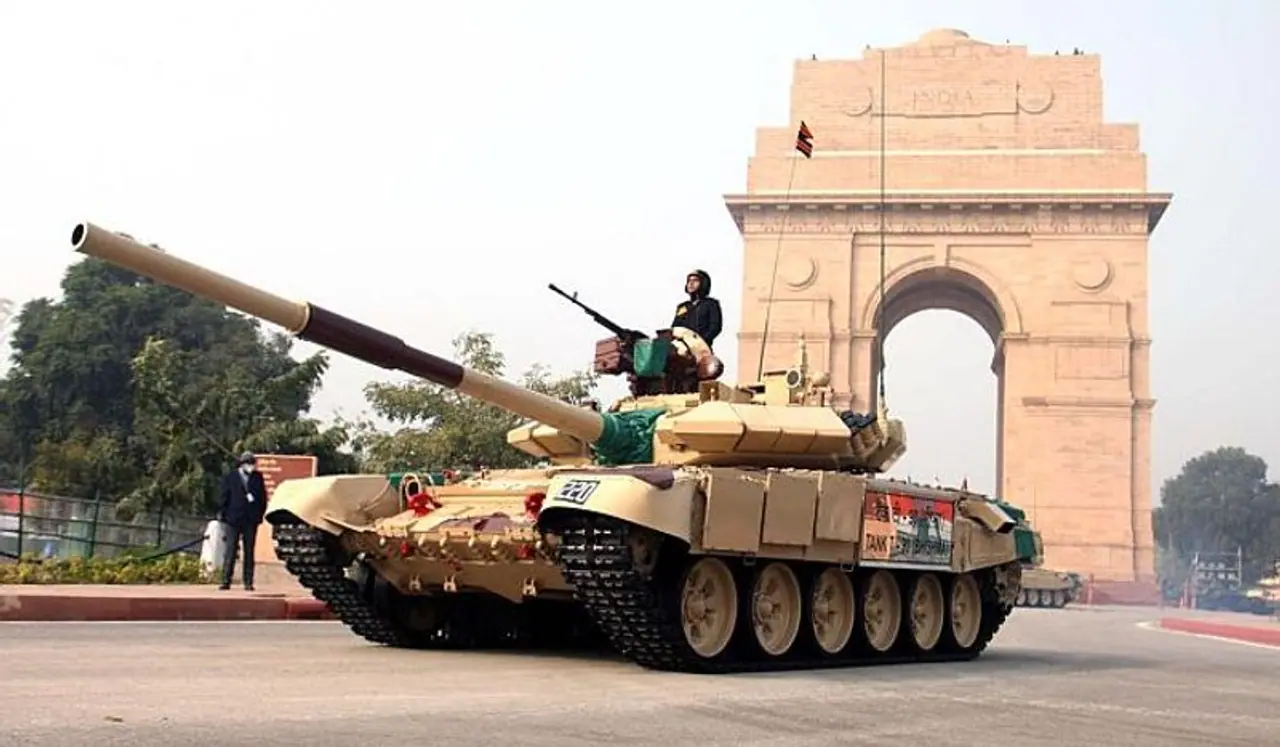 <p><strong>ಟ್ಯಾಂಕ್ T 90 (ಬೀಷ್ಮ): </strong>ಹಂಟರ್ ಕಿಲ್ಲರ್ ಪರಿಕಲ್ಪನೆಯಡಿ ಈ ಸೇನಾ ಶಸ್ತ್ರಾಸ್ತ್ರವನ್ನು ವಿನ್ಯಾಸಗೊಳಿಸಲಾಗಿದೆ. 125mm ಸ್ಮೂತ್‌ಬೋರ್ ಗನ್, 7.62 MM ಕೋ ಆ್ಯಕ್ಸಿಲ್ ಮಶೀನ್ ಗನ್ ಹಾಗೂ 12.7 mm ಏರ್‌ಕ್ರಾಫ್ಟ್ ಗನ್ ಹೊಂದಿದೆ. &nbsp;ಲೇಸರ್ ಗೈಡೆಡ್ ಮಿಸೈಲ್ ಹೊಂದಿದ್ದು, ರಾತ್ರಿ ವೇಳೆ 5 ಕಿಲೋಮೀಟರ್ ವರೆಗೆ ಗುರಿ ಹೊಂದಿದೆ. ಇಷ್ಟೇ ಅಲ್ಲ ನೀರಿನಲ್ಲಿ ಯಾವುದೇ ಅಡ್ಡಿ ಆತಂಕವಿಲ್ಲದೆ ಚಲಿಸಲಿದೆ.</p>