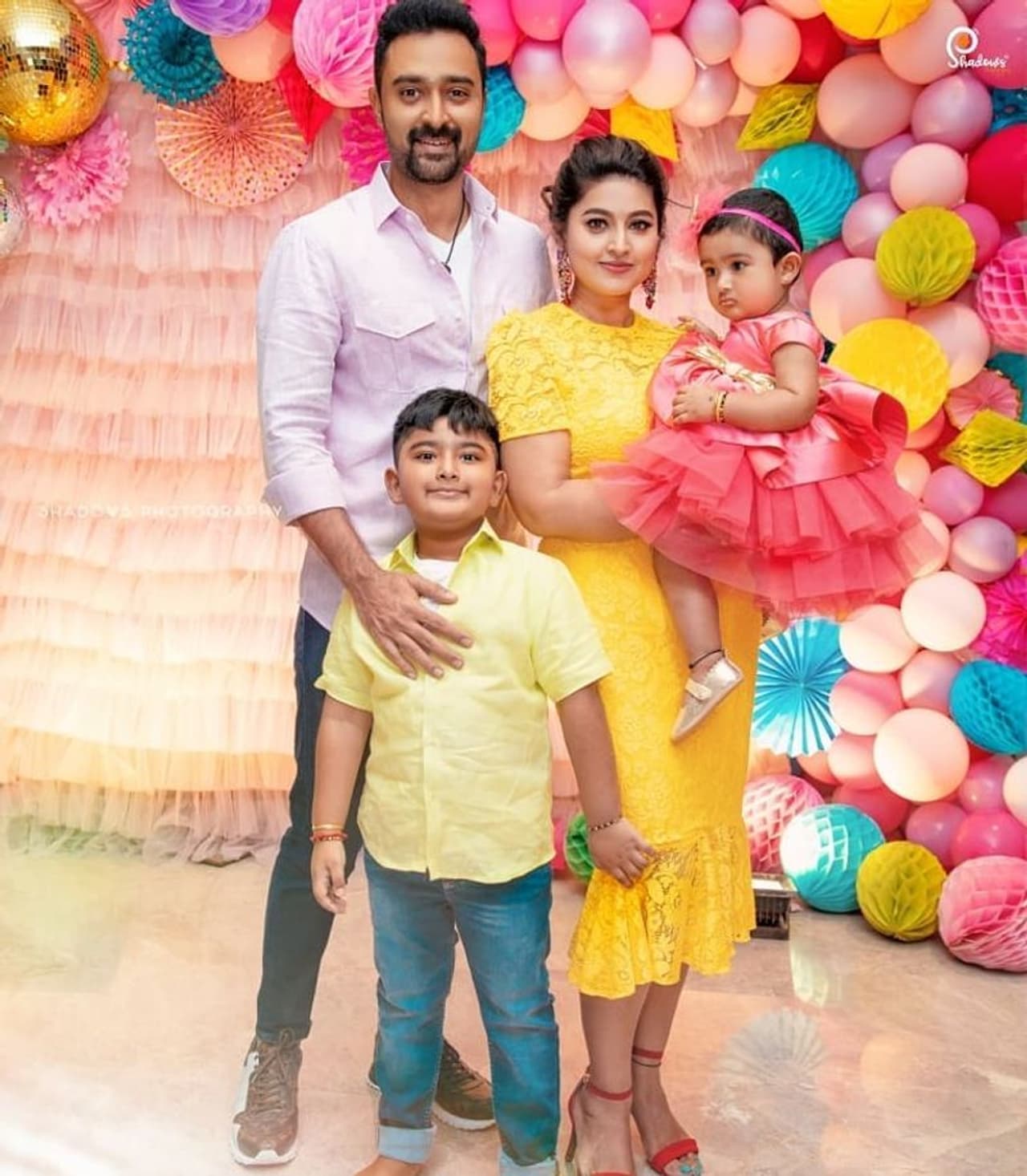 <p>நடிகர் பிரசன்னா, புன்னகை அரசி சினேகாவை கடந்த 2012ம் ஆண்டு காதலித்து திருமணம் செய்து கொண்டார். இந்த நட்சத்திர காதல் தம்பதிக்கு தற்போது 4 வயதில் விஹான் என்ற மகன் உள்ளார்.</p> <p>நடிகர் பிரசன்னா, புன்னகை அரசி சினேகாவை கடந்த 2012ம் ஆண்டு காதலித்து திருமணம் செய்து கொண்டார். இந்த நட்சத்திர காதல் தம்பதிக்கு தற்போது 4 வயதில் விஹான் என்ற மகன் உள்ளார்.</p>