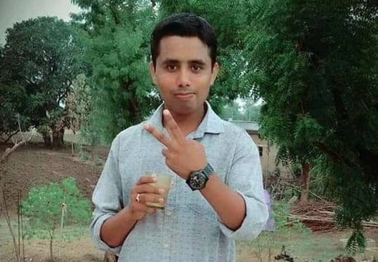 <p><strong>NAIK DEEPAK SINGH<br />VIR CHAKRA (POSTHUMOUS)<br />ARMY MEDICAL CORPS/16TH BATTALION THE BIHAR REGIMENT</strong><br />&nbsp;</p><p>Naik Deepak Singh was performing duties of Battalion Nursing Assistant. During Operation SNOW LEOPARD, he provided treatment to casualties of the skirmish at Galwan valley (Eastern Ladakh). Having assessed the battle condition, he moved up for immediate medical support.&nbsp;<br />&nbsp;</p><p>As the skirmish broke out and casualties increased, he moved to frontline rendering First Aid to own injured soldiers. In the ensuing skirmish coupled with heavy stone pelting, he received serious injuries, but undeterred and tirelessly, he continued to provide medical aid.&nbsp;<br />&nbsp;</p><p>The enemy outnumbered Indian troops and he was injured while carrying out his duty. In spite of grievous wounds by the enemy, he continued rendering medical assistance to injured soldiers and saved many lives. He finally succumbed to his injuries.&nbsp;</p>