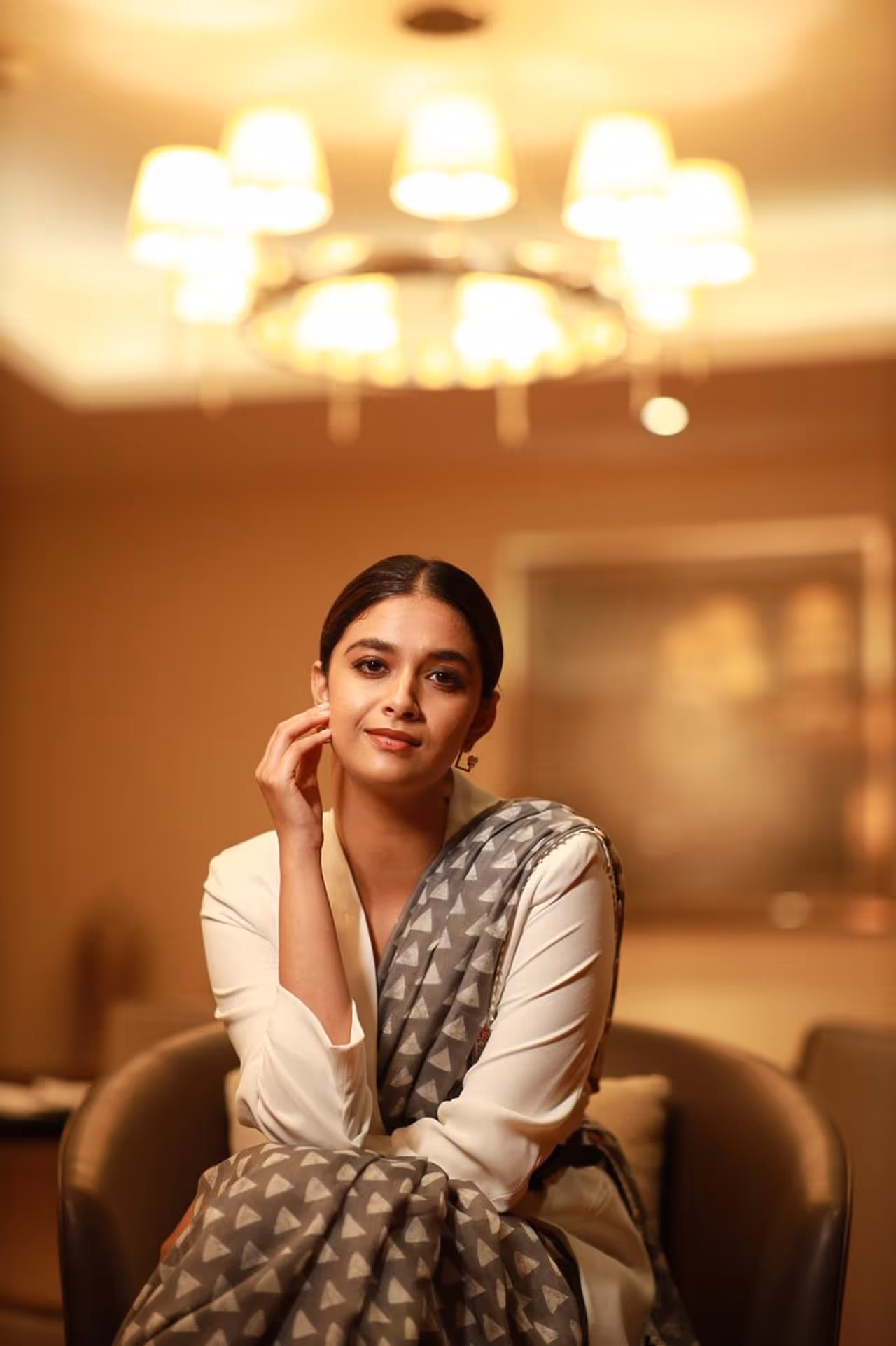 <p>தமிழ், தெலுங்கு, மலையாளம் என தென்னிந்திய மொழிப்படங்களில் முன்னணி நடிகையாக வலம் வருபவர் கீர்த்தி சுரேஷ். மகாநடி திரைப்படம் மூலமாக ஒட்டுமொத்த திரையுலகையும் ஆச்சர்யப்பட வைத்தார். </p> <p>தமிழ், தெலுங்கு, மலையாளம் என தென்னிந்திய மொழிப்படங்களில் முன்னணி நடிகையாக வலம் வருபவர் கீர்த்தி சுரேஷ். மகாநடி திரைப்படம் மூலமாக ஒட்டுமொத்த திரையுலகையும் ஆச்சர்யப்பட வைத்தார். </p>