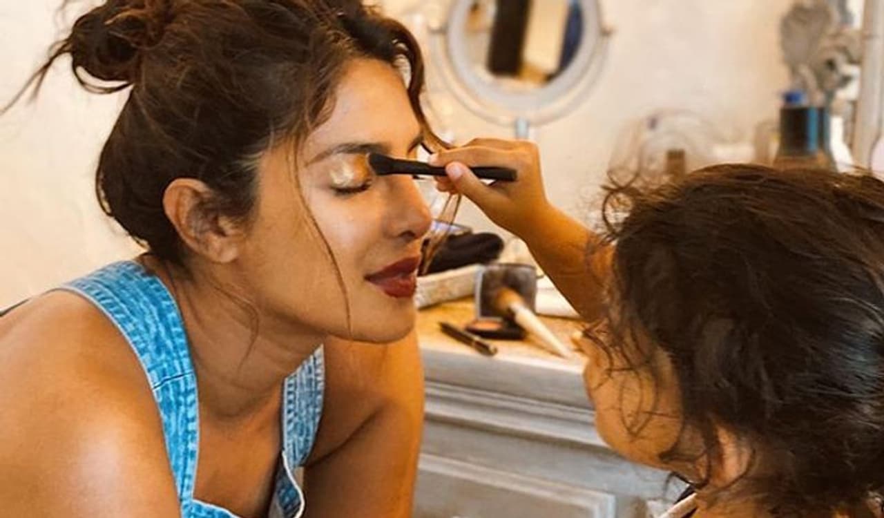 <p>ಪ್ರಿಯಾಂಕಾ ಚೋಪ್ರಾ ಇಂಡಸ್ಟ್ರಿಯಾ ಫವರ್ಫುಲ್ ಹಾಗೂ ಅತ್ಯಂತ ಯಶಸ್ವಿ ಸ್ಟಾರ್.</p> <p>ಪ್ರಿಯಾಂಕಾ ಚೋಪ್ರಾ ಇಂಡಸ್ಟ್ರಿಯಾ ಫವರ್ಫುಲ್ ಹಾಗೂ ಅತ್ಯಂತ ಯಶಸ್ವಿ ಸ್ಟಾರ್.</p>