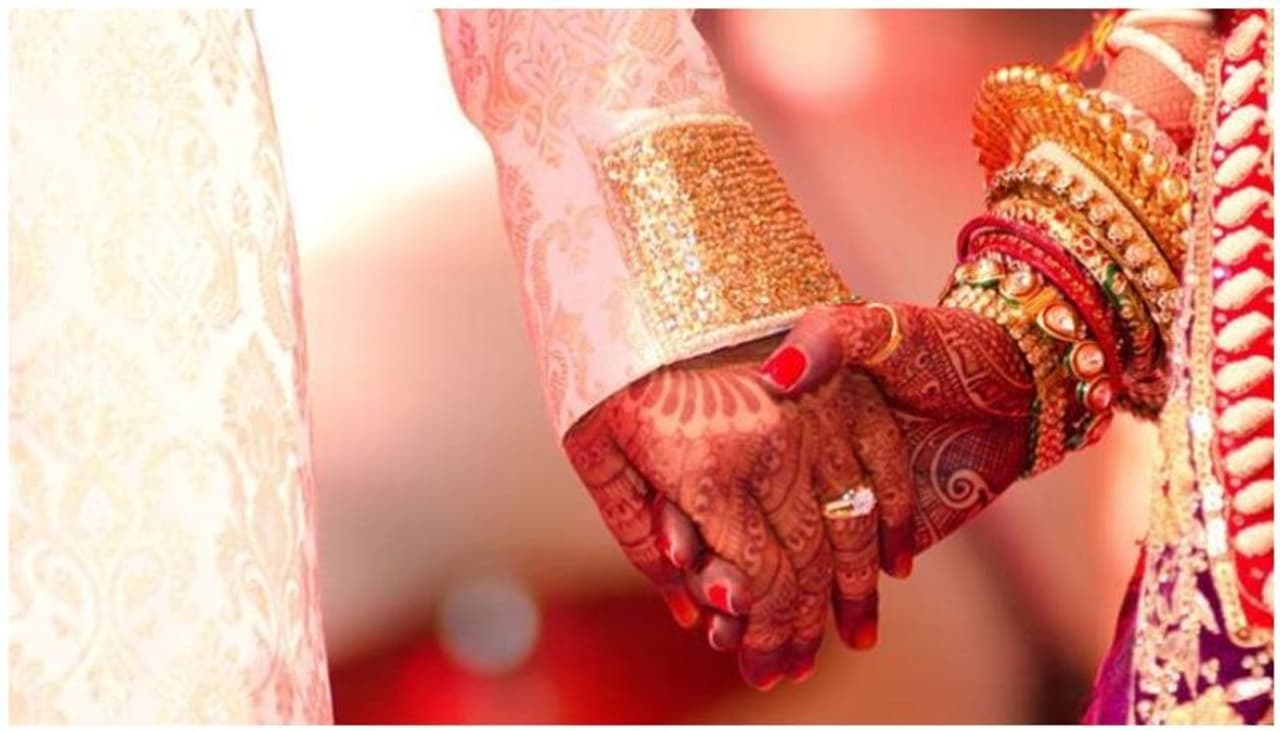 <p>ಹೌದು, ವೈವಾಹಿಕ ಜೀವನದಲ್ಲಿ ಪತಿ ಪತ್ನಿ ಇಬ್ಬರಲ್ಲಿ ಒಬ್ಬರು ತಪ್ಪಾಗಿ ಹೆಜ್ಜೆ ಇಟ್ಟರೆ, ಅಥವಾ ಏನಾದರೂ ತಪ್ಪು ಮಾಡಿದರೆ ಮಾತ್ರ ವೈಮನಸ್ಸು ಮೂಡುತ್ತದೆ. ಇದಕ್ಕಾಗಿ ಒಬ್ಬರನ್ನೊಬ್ಬರು ಧೂಷಿಸುವ ಬದಲು &nbsp;ಶೃಂಗಾರಮಯ ಜೀವನಕ್ಕೆ ಮಾರಕವಾದ ಅಂಶಗಳಾದರೂ ಯಾವುವು ಎಂಬ ಬಗ್ಗೆ ಯೋಚನೆ ಮಾಡಬೇಕು. ಅದರ ಕುರಿತ ಒಂದಿಷ್ಟು ವಿವರ ಇಲ್ಲಿದೆ.</p>