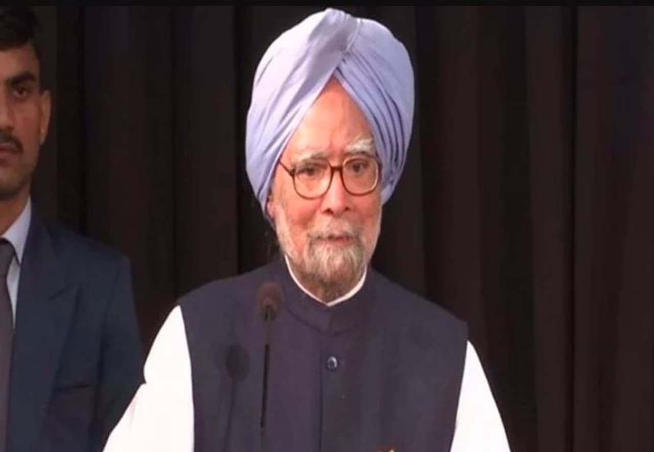 <p><strong>లిబరైలేజేషన్ బడ్జెట్</strong><br />1991లో మాజీ ఆర్థిక మంత్రి మన్మోహన్ సింగ్ సమర్పించిన లిబరైజేషన్ బడ్జెట్ అందరికీ చాలా గుర్తుండిపోయింది. ఆ సమయంలో, మన్మోహన్ సింగ్ దేశంలో వ్యాపారం చేయడానికి విదేశీ సంస్థలకు బహిరంగ మినహాయింపు ఇచ్చారు. అప్పటి నుండి దేశంలో లిబరైజేషన్ యుగం ప్రారంభమైంది. భారతీయ కంపెనీలు కూడా బయటి దేశాలలో వ్యాపారం చేయడానికి సులభం చేసింది. కస్టమ్ డ్యూటీని కూడా 220 శాతం నుంచి 150 శాతానికి తగ్గించారు. ఈ బడ్జెట్ ప్రవేశపెట్టిన రెండు దశాబ్దాల తరువాత, భారతదేశ జిడిపి విజృంభించింది. </p> <p><strong>లిబరైలేజేషన్ బడ్జెట్</strong><br />1991లో మాజీ ఆర్థిక మంత్రి మన్మోహన్ సింగ్ సమర్పించిన లిబరైజేషన్ బడ్జెట్ అందరికీ చాలా గుర్తుండిపోయింది. ఆ సమయంలో, మన్మోహన్ సింగ్ దేశంలో వ్యాపారం చేయడానికి విదేశీ సంస్థలకు బహిరంగ మినహాయింపు ఇచ్చారు. అప్పటి నుండి దేశంలో లిబరైజేషన్ యుగం ప్రారంభమైంది. భారతీయ కంపెనీలు కూడా బయటి దేశాలలో వ్యాపారం చేయడానికి సులభం చేసింది. కస్టమ్ డ్యూటీని కూడా 220 శాతం నుంచి 150 శాతానికి తగ్గించారు. ఈ బడ్జెట్ ప్రవేశపెట్టిన రెండు దశాబ్దాల తరువాత, భారతదేశ జిడిపి విజృంభించింది. </p>