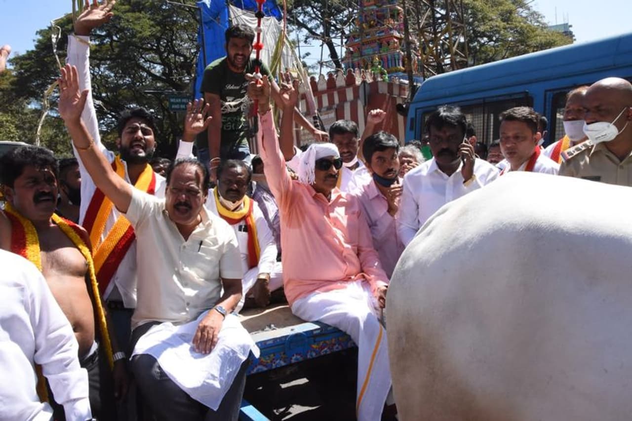 <p>ಬೃಹತ್ ರೈತ ಪ್ರತಿಭಟನೆಗೆ ಸಾತ್ ನೀಡಿದ ವಾಟಾಳ್, ಸಾ ರಾ ಗೋವಿಂದು </p> <p>ಬೃಹತ್ ರೈತ ಪ್ರತಿಭಟನೆಗೆ ಸಾತ್ ನೀಡಿದ ವಾಟಾಳ್, ಸಾ ರಾ ಗೋವಿಂದು </p>