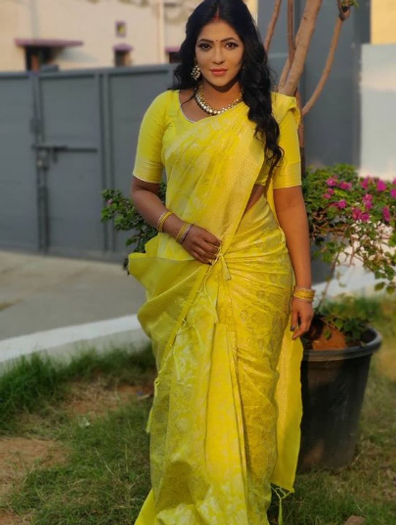 <p>மஞ்சள் காட்டு மைனா போல் போஸ் கொடுக்கும் ரேஷிமா </p> <p>மஞ்சள் காட்டு மைனா போல் போஸ் கொடுக்கும் ரேஷிமா </p>