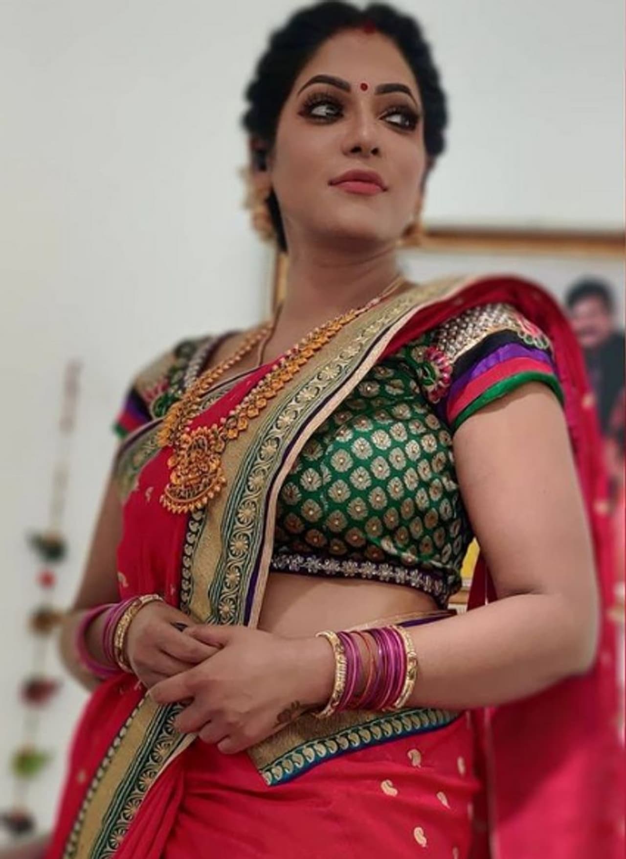 <p>சன் டிவி தொலைக்காட்சியில் ஒளிபரப்பான 'சன் சிங்கர்' நிகழ்ச்சியின் மூலம் தொகுப்பாளராக அறிமுகமானவார் ரேஷ்மா. அதை தொடர்ந்து, 'வாணி ராணி', 'மரகத வீணை', 'உயிர்மெய்' போன்ற பல சீரியல்களில் நடித்தார். சின்னத்திரையை தாண்டி, வெள்ளித்திரையில் கடந்த 2015 ஆண்டு வெளியான 'மசாலா’ படத்தின் மூலம் அறிமுகமானார். </p> <p>சன் டிவி தொலைக்காட்சியில் ஒளிபரப்பான 'சன் சிங்கர்' நிகழ்ச்சியின் மூலம் தொகுப்பாளராக அறிமுகமானவார் ரேஷ்மா. அதை தொடர்ந்து, 'வாணி ராணி', 'மரகத வீணை', 'உயிர்மெய்' போன்ற பல சீரியல்களில் நடித்தார். சின்னத்திரையை தாண்டி, வெள்ளித்திரையில் கடந்த 2015 ஆண்டு வெளியான 'மசாலா’ படத்தின் மூலம் அறிமுகமானார். </p>