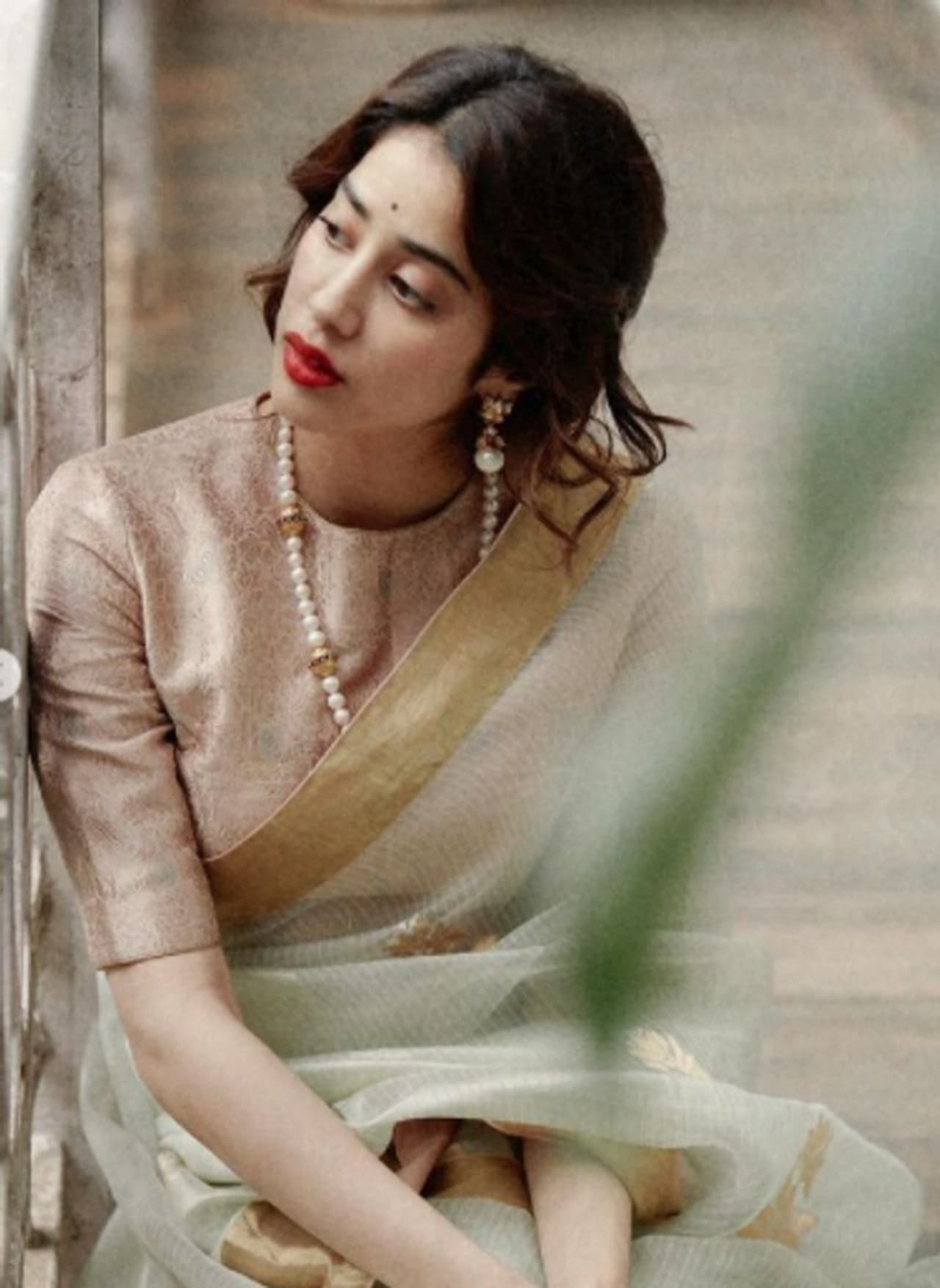 <p>ಬಾಲಿವುಡ್ ಕ್ಯೂಟ್ ನಟಿ ಜಾಹ್ನವಿ ಕಪೂರ್ಗೆ ಒಂದು ದಿನದ ಮಟ್ಟಿಗೆ 1950ರ ಚೆಲುವೆಯಾಗಿ ಬದುಕುವ ಮನಸಾಗಿದೆ. ಅದನ್ನು ನೆನೆಸಿದಂತೆ ನನಸು ಮಾಡಿದ್ದಾರೆ ಕೂಡಾ.</p> <p>ಬಾಲಿವುಡ್ ಕ್ಯೂಟ್ ನಟಿ ಜಾಹ್ನವಿ ಕಪೂರ್ಗೆ ಒಂದು ದಿನದ ಮಟ್ಟಿಗೆ 1950ರ ಚೆಲುವೆಯಾಗಿ ಬದುಕುವ ಮನಸಾಗಿದೆ. ಅದನ್ನು ನೆನೆಸಿದಂತೆ ನನಸು ಮಾಡಿದ್ದಾರೆ ಕೂಡಾ.</p>