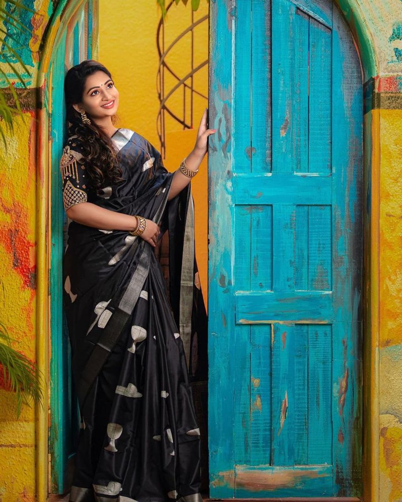 <p>கொரோனா லாக்டவுன் ஆரம்பத்தில் இருந்தே பெரிய திரை, சின்னத்திரை என எவ்வித வித்தியாசமும் இன்றி பிரபலங்களின் நிச்சயதார்த்தம், திருமணம், குழந்தை பேறு என அடுத்தடுத்து நல்ல விஷயங்கள் அரங்கேறின. </p> <p>கொரோனா லாக்டவுன் ஆரம்பத்தில் இருந்தே பெரிய திரை, சின்னத்திரை என எவ்வித வித்தியாசமும் இன்றி பிரபலங்களின் நிச்சயதார்த்தம், திருமணம், குழந்தை பேறு என அடுத்தடுத்து நல்ல விஷயங்கள் அரங்கேறின. </p>