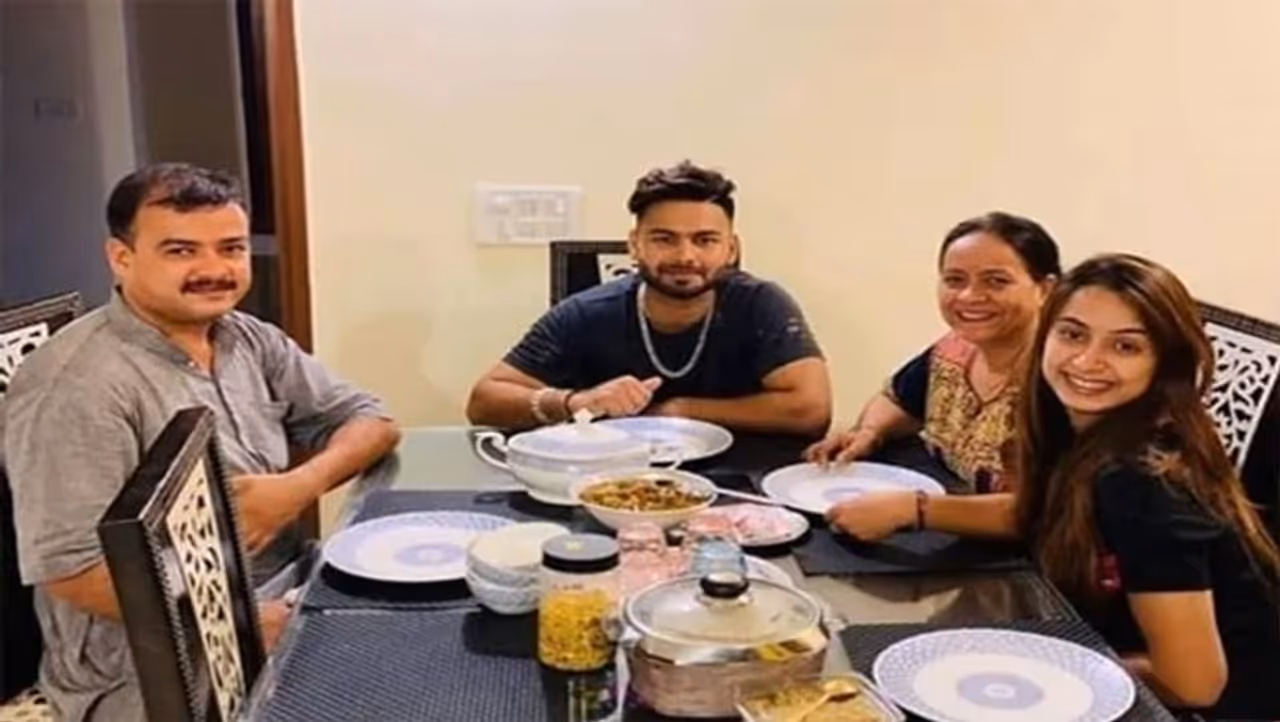 <p>ರಿಷಭ್ ಪಂತ್ ಅವರ ಫ್ಯಾಮಿಲಿ ಉತ್ತರಾಖಂಡದ ರುಡ್ಕಿಯಲ್ಲಿ ವಾಸಿಸುತ್ತಿದೆ. ತಂದೆ ರಾಜೇಂದ್ರ ಪಂತ್, ತಾಯಿ ಸರೋಜ್ ಮತ್ತು ಅವರ ಸಹೋದರಿ ಸಾಕ್ಷಿ ಇದ್ದಾರೆ. ಅಕ್ಕ ಸಾಕ್ಷಿ ಕಳೆದ ವರ್ಷವಷ್ಟೇ ಎಂಬಿಎ ಮುಗಿಸಿದ್ದಾರೆ.</p> <p>ರಿಷಭ್ ಪಂತ್ ಅವರ ಫ್ಯಾಮಿಲಿ ಉತ್ತರಾಖಂಡದ ರುಡ್ಕಿಯಲ್ಲಿ ವಾಸಿಸುತ್ತಿದೆ. ತಂದೆ ರಾಜೇಂದ್ರ ಪಂತ್, ತಾಯಿ ಸರೋಜ್ ಮತ್ತು ಅವರ ಸಹೋದರಿ ಸಾಕ್ಷಿ ಇದ್ದಾರೆ. ಅಕ್ಕ ಸಾಕ್ಷಿ ಕಳೆದ ವರ್ಷವಷ್ಟೇ ಎಂಬಿಎ ಮುಗಿಸಿದ್ದಾರೆ.</p>