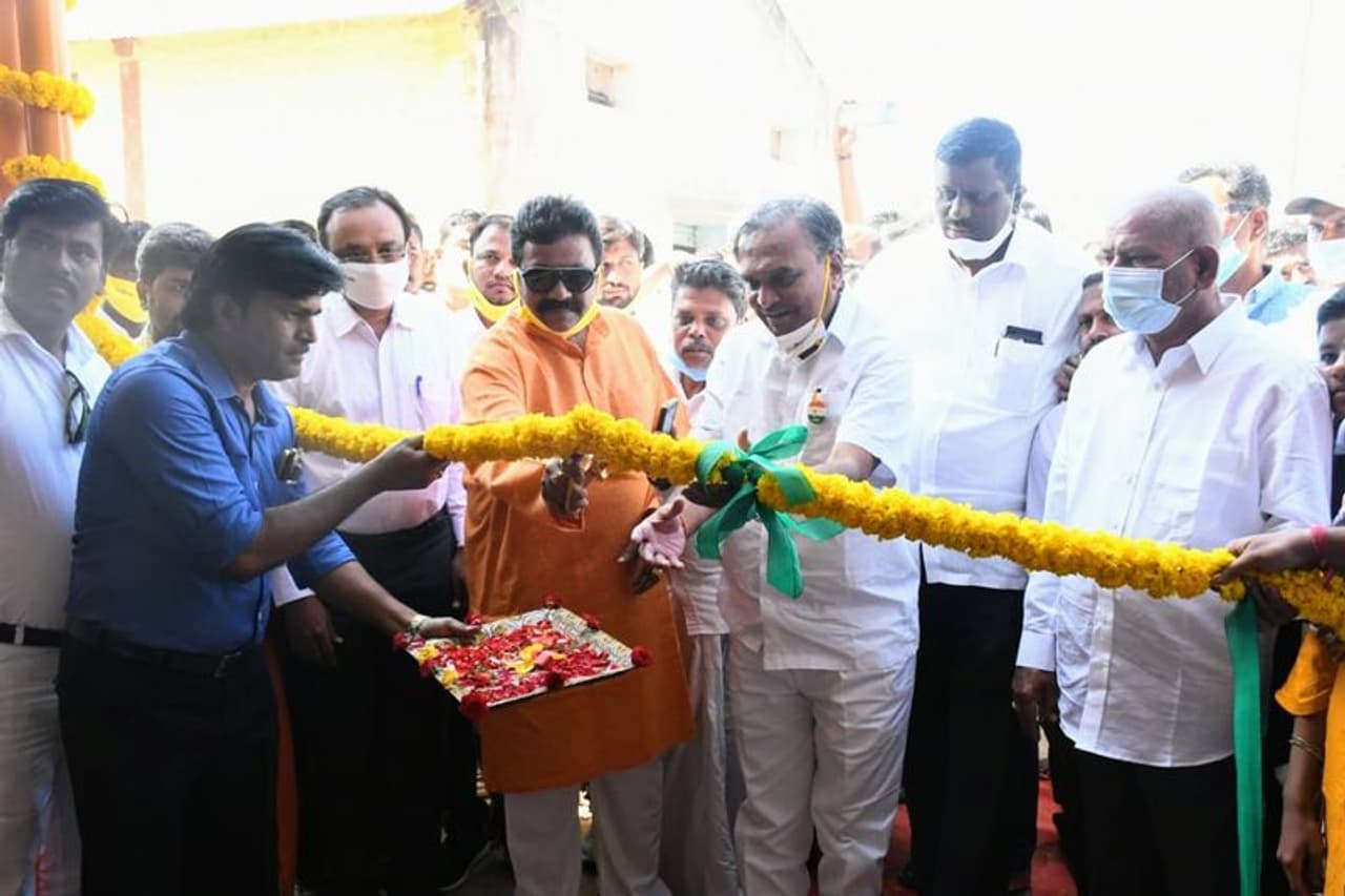 <p>ತಾಲೂಕಿನ ಇರಕಲ್ಲಗಡಾ ಗ್ರಾಮದಲ್ಲಿ ಮಂಗಳವಾರ ರೈತರ ನೂತನ ಸಂತೆ ಮಾರುಕಟ್ಟೆ ಉದ್ಘಾಟಿಸಿ ಮಾತನಾಡಿದರು.</p> <p>ತಾಲೂಕಿನ ಇರಕಲ್ಲಗಡಾ ಗ್ರಾಮದಲ್ಲಿ ಮಂಗಳವಾರ ರೈತರ ನೂತನ ಸಂತೆ ಮಾರುಕಟ್ಟೆ ಉದ್ಘಾಟಿಸಿ ಮಾತನಾಡಿದರು.</p>